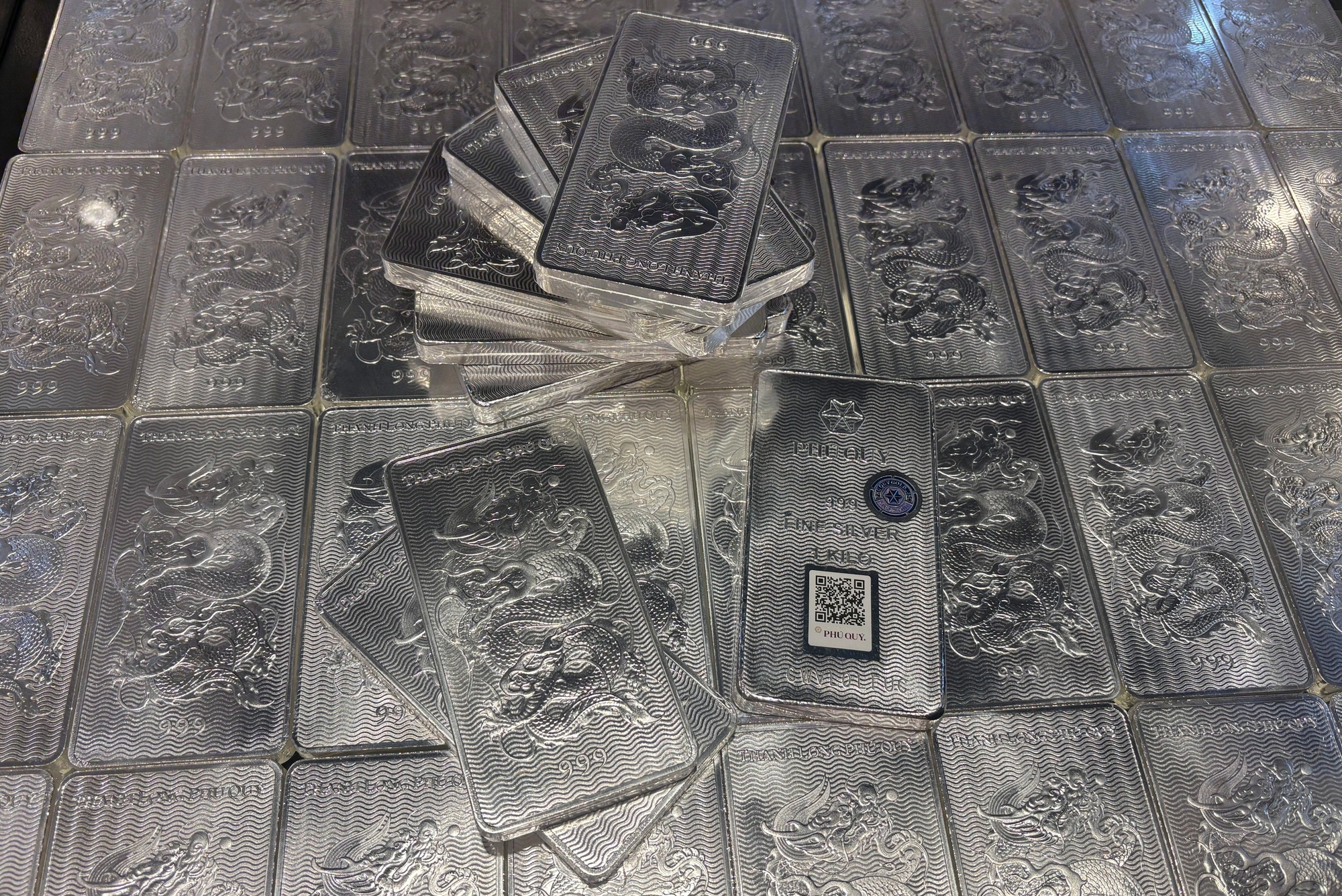 Giá vàng sáng 27.3 giảm nhẹ, giá bạc nhích tăng- Ảnh 1. Giá vàng sáng 27.3 giảm nhẹ, giá bạc nhích tăng- Ảnh 1.