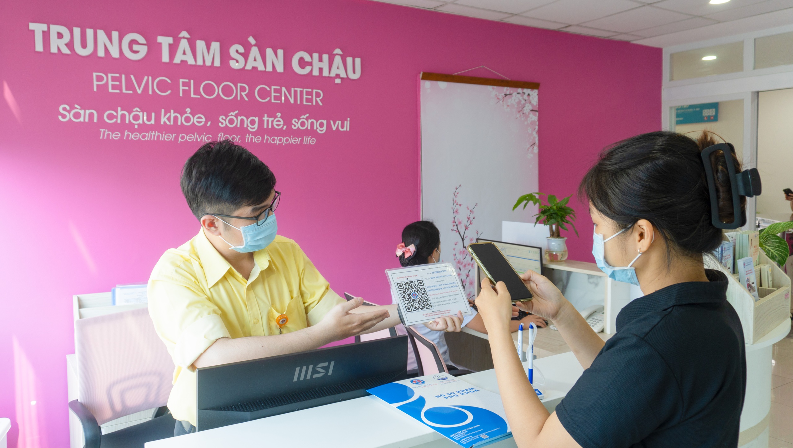 Bệnh viện Hùng Vương TP.HCM lập trung tâm 'giải cứu' nỗi khổ thầm kín của phụ nữ - Ảnh 1.