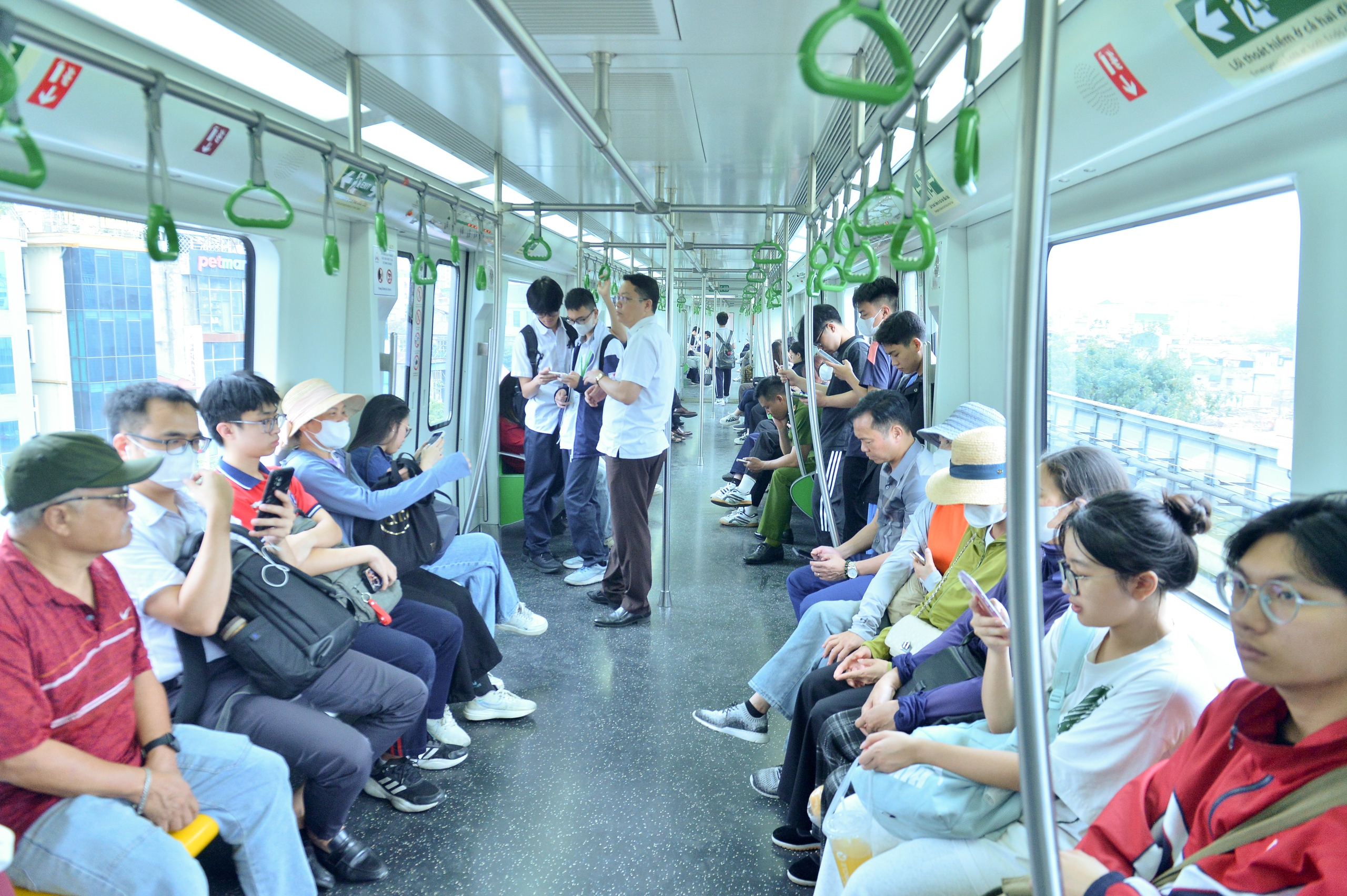 Đi tàu điện trên cao, dân công sở tiết kiệm tiền triệu giữa 'bão' giá xăng- Ảnh 1. Đi tàu điện trên cao, dân công sở tiết kiệm tiền triệu giữa 'bão' giá xăng- Ảnh 1.