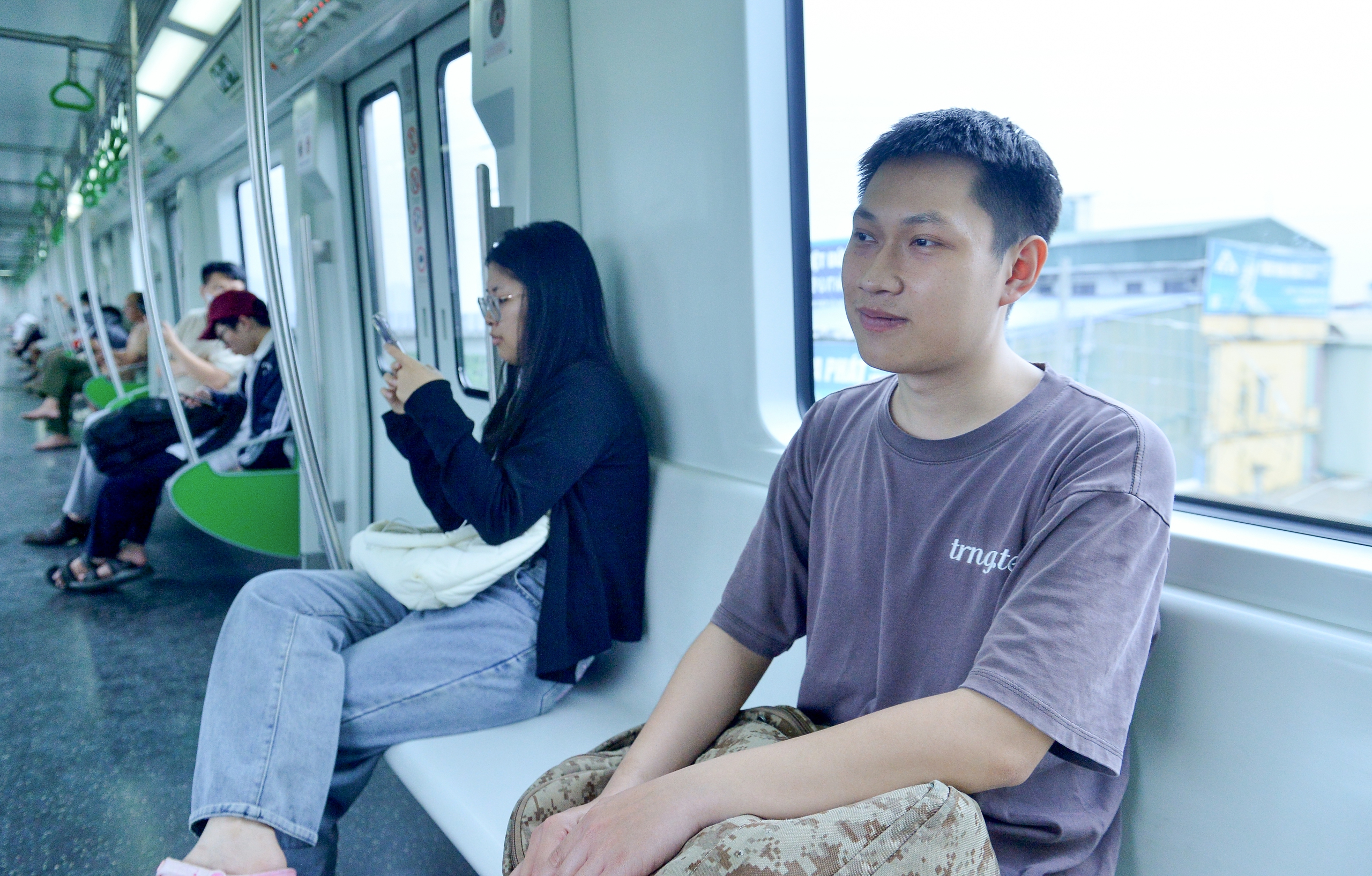 Đi tàu điện trên cao, dân công sở tiết kiệm tiền triệu giữa 'bão' giá xăng- Ảnh 5. Đi tàu điện trên cao, dân công sở tiết kiệm tiền triệu giữa 'bão' giá xăng- Ảnh 5.