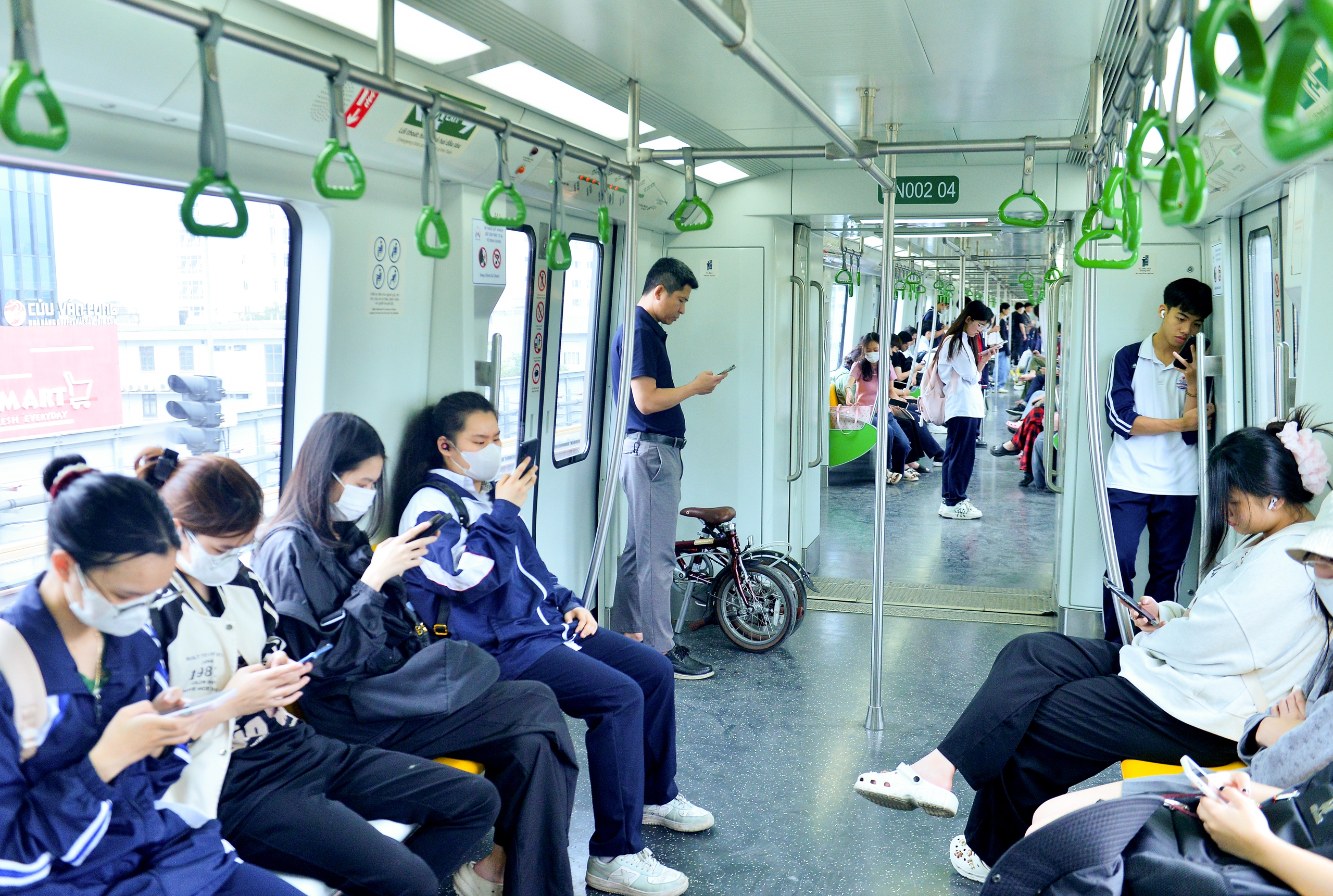 Đi tàu điện trên cao, dân công sở tiết kiệm tiền triệu giữa 'bão' giá xăng- Ảnh 3. Đi tàu điện trên cao, dân công sở tiết kiệm tiền triệu giữa 'bão' giá xăng- Ảnh 3.