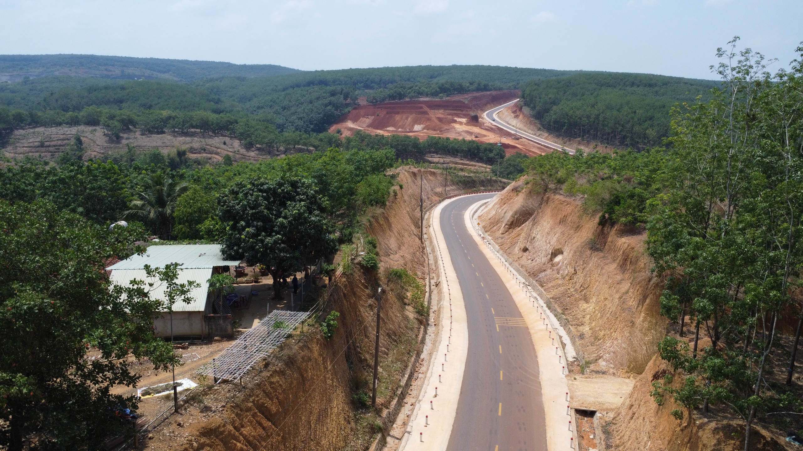 Nhà dân chênh vênh bên mép vực ở Đồng Nai: Thực trạng cần giải quyết Ngay - Ảnh 3. Nhà dân chênh vênh bên mép vực ở Đồng Nai: Thực trạng cần giải quyết Ngay - Ảnh 3.