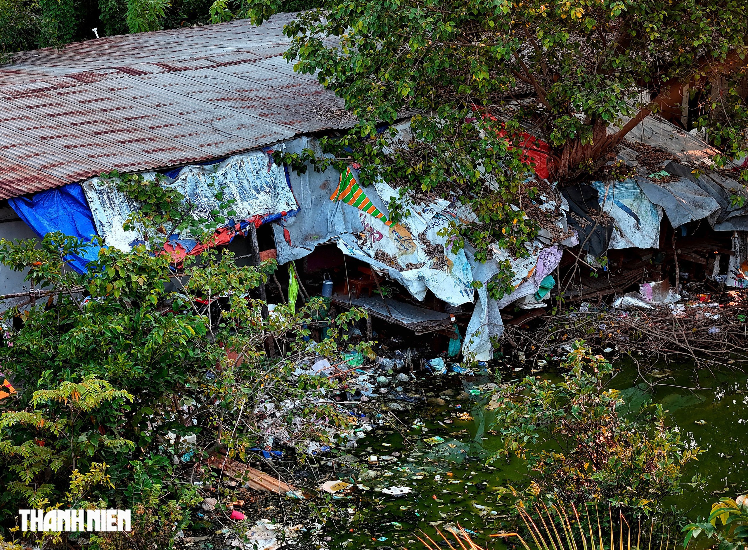 Cuộc sống tạm bợ bên trong Khu thể thao Rạch Chiếc chờ ngày hồi sinh- Ảnh 13. Cuộc sống tạm bợ bên trong Khu thể thao Rạch Chiếc chờ ngày hồi sinh- Ảnh 13.