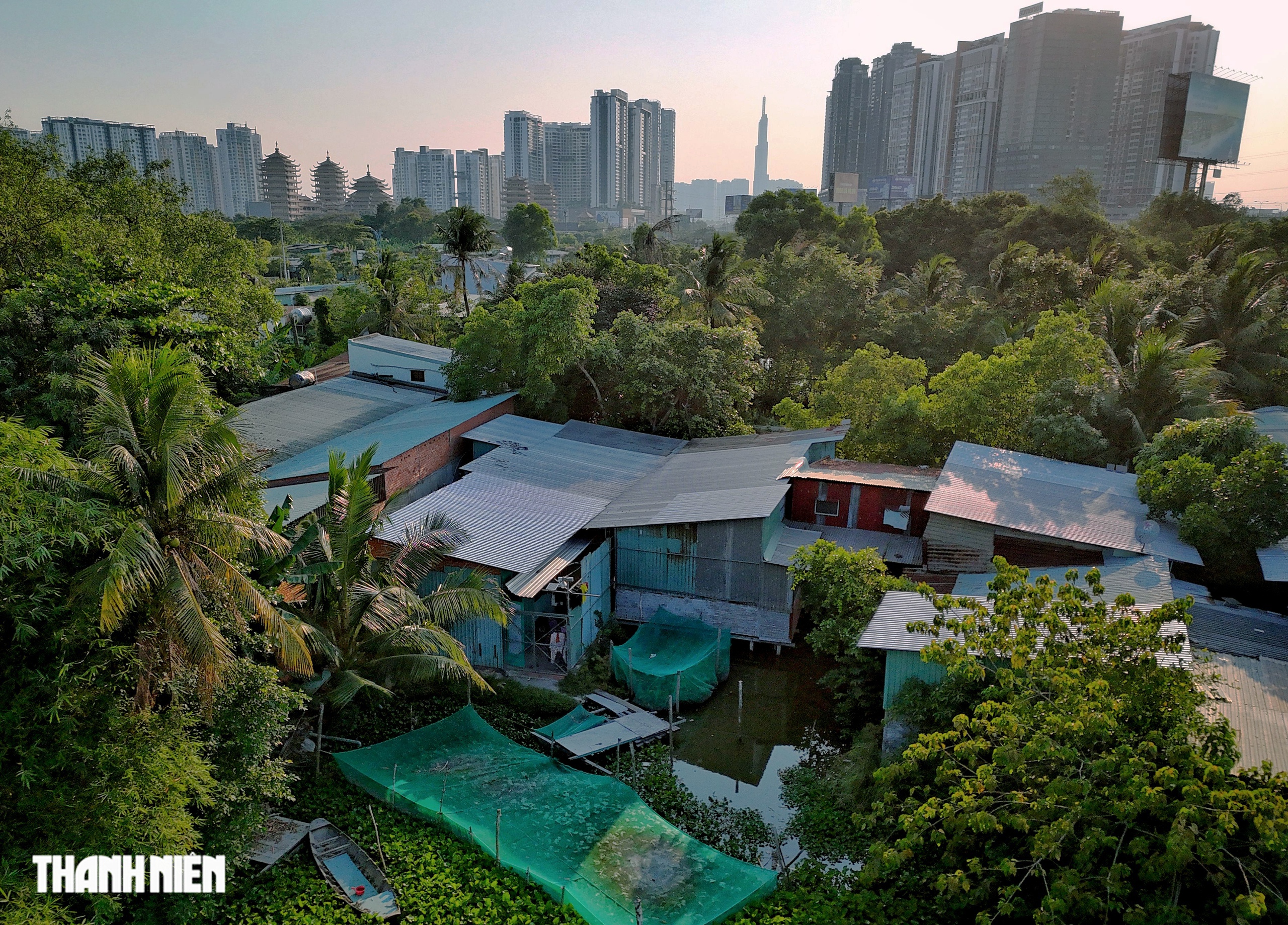 Cuộc sống tạm bợ bên trong Khu thể thao Rạch Chiếc chờ ngày hồi sinh- Ảnh 8. Cuộc sống tạm bợ bên trong Khu thể thao Rạch Chiếc chờ ngày hồi sinh- Ảnh 8.