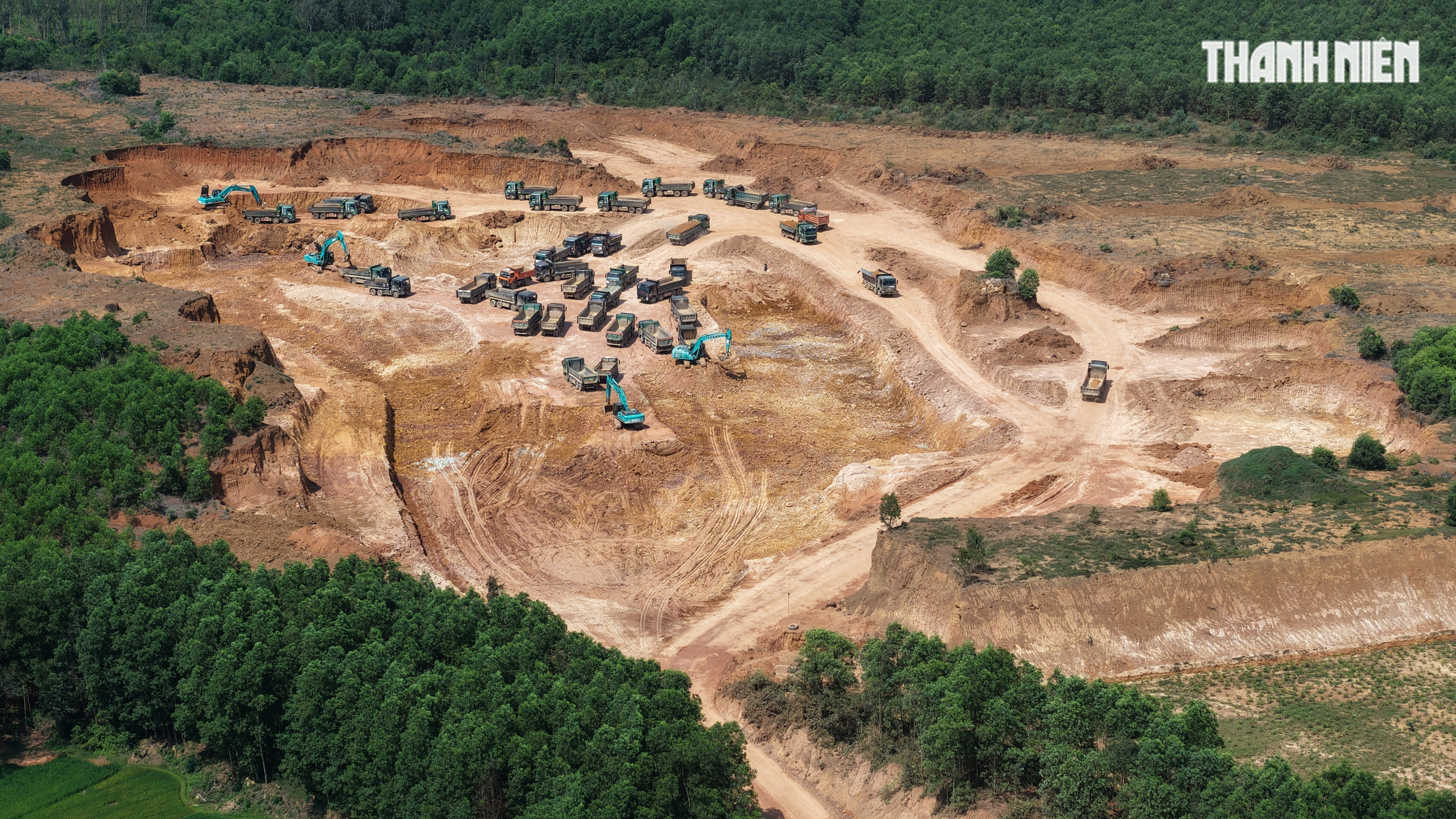 CSGT Quảng Ngãi kiểm tra tải trọng xe tải chở đất sau phản ánh của Báo Thanh Niên- Ảnh 6. CSGT Quảng Ngãi kiểm tra tải trọng xe tải chở đất sau phản ánh của Báo Thanh Niên- Ảnh 6.