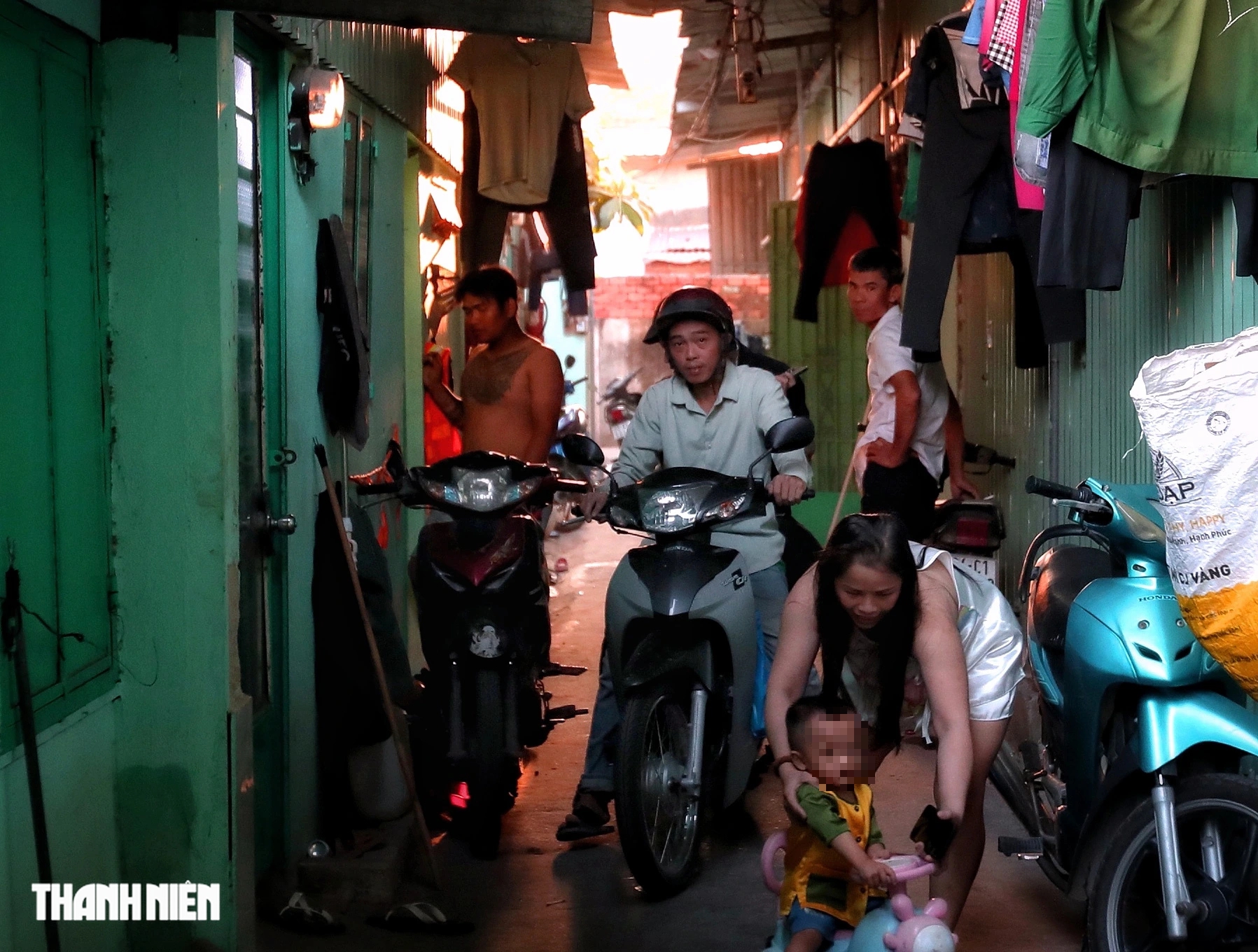 Cuộc sống tạm bợ bên trong Khu thể thao Rạch Chiếc chờ ngày hồi sinh- Ảnh 10. Cuộc sống tạm bợ bên trong Khu thể thao Rạch Chiếc chờ ngày hồi sinh- Ảnh 10.