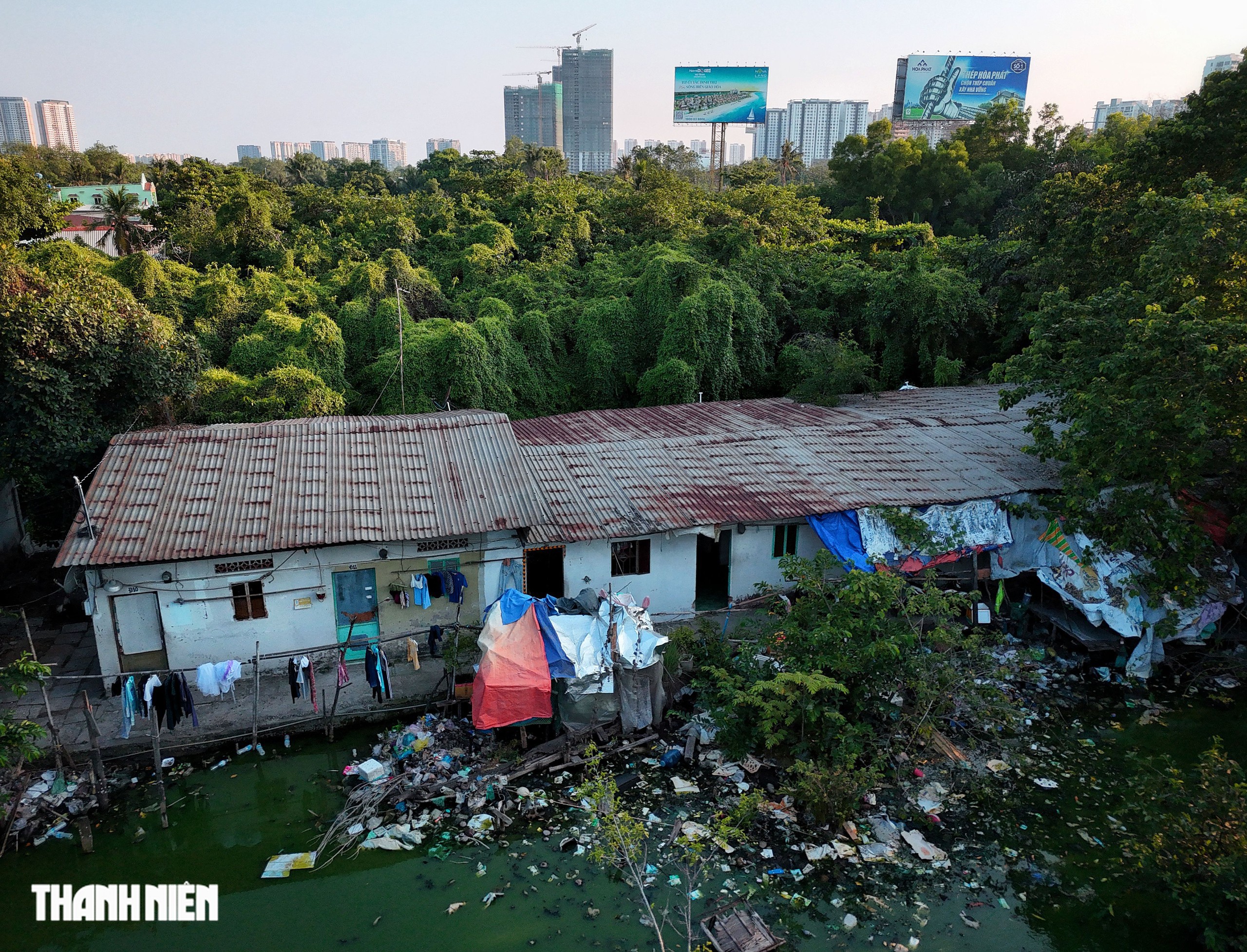Cuộc sống tạm bợ bên trong Khu thể thao Rạch Chiếc chờ ngày hồi sinh- Ảnh 12. Cuộc sống tạm bợ bên trong Khu thể thao Rạch Chiếc chờ ngày hồi sinh- Ảnh 12.