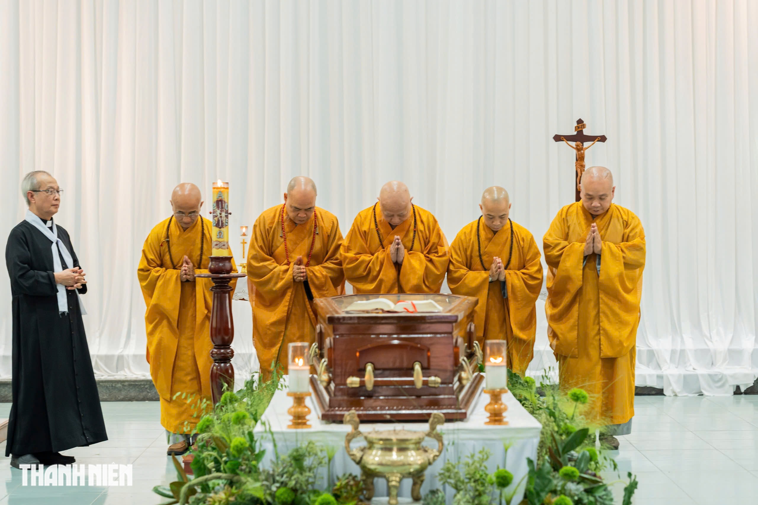 C&aacute;c đo&agrave;n t&ocirc;n gi&aacute;o bạn viếng Đức Hồng y Gioan Baotixita  Phạm Minh Mẫn - Ảnh 2.