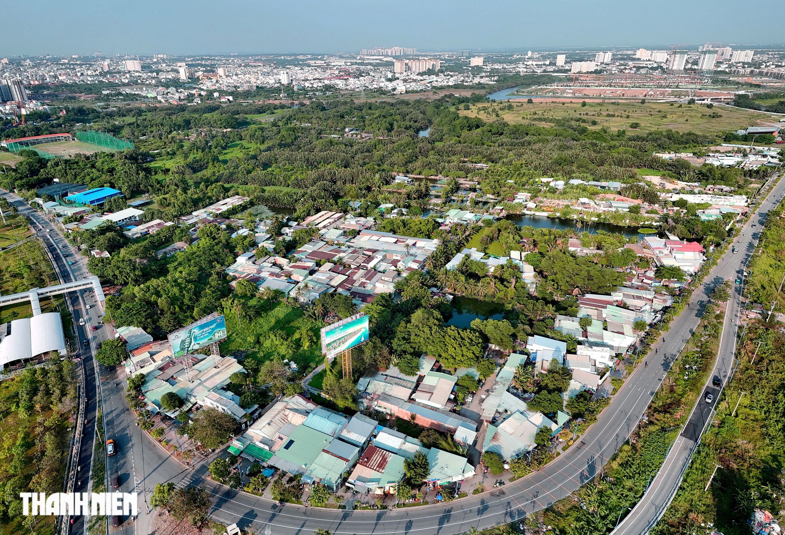 Cuộc sống tạm bợ bên trong Khu thể thao Rạch Chiếc chờ ngày hồi sinh- Ảnh 2. Cuộc sống tạm bợ bên trong Khu thể thao Rạch Chiếc chờ ngày hồi sinh- Ảnh 2.