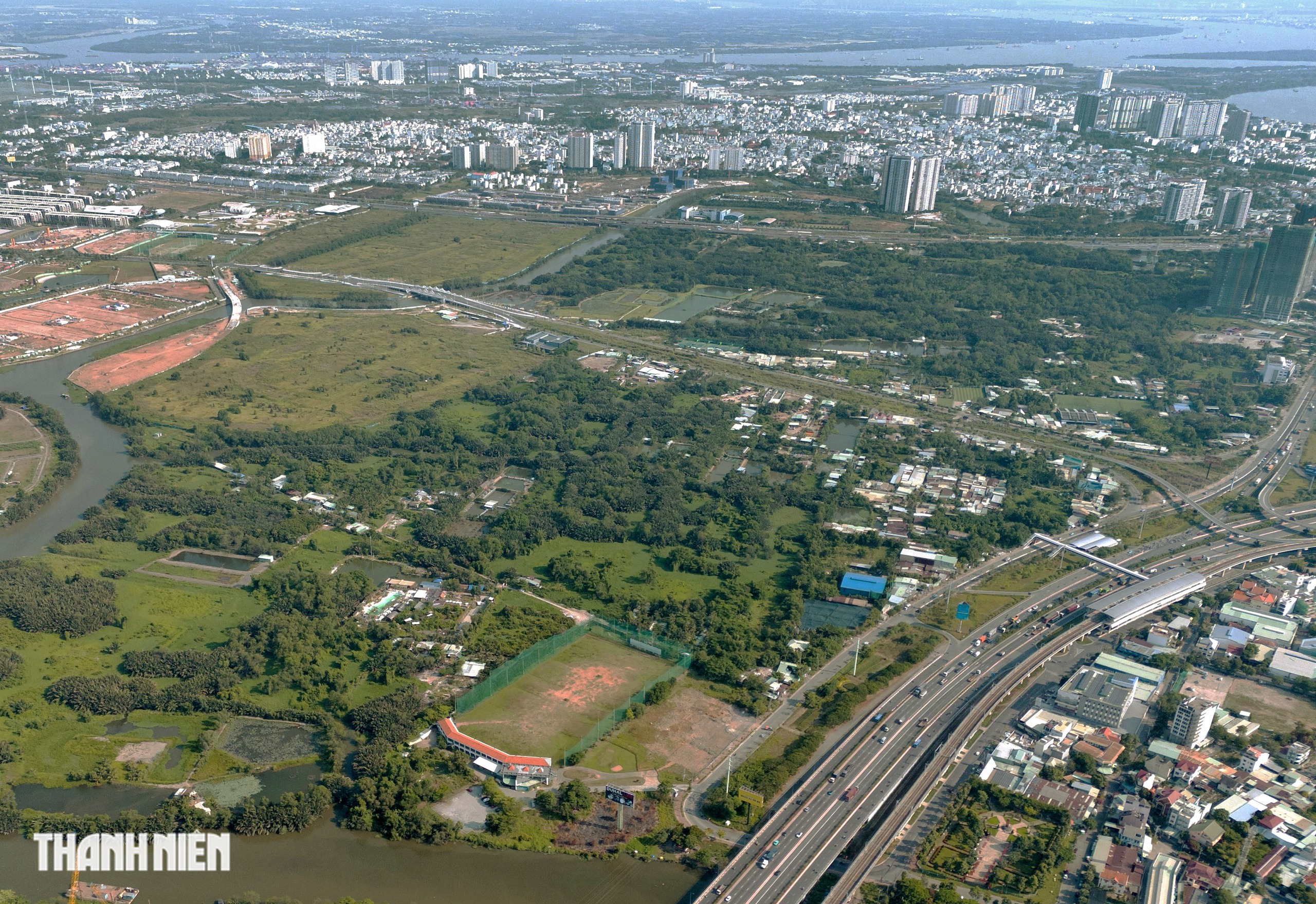 Cuộc sống tạm bợ bên trong Khu thể thao Rạch Chiếc chờ ngày hồi sinh- Ảnh 3. Cuộc sống tạm bợ bên trong Khu thể thao Rạch Chiếc chờ ngày hồi sinh- Ảnh 3.