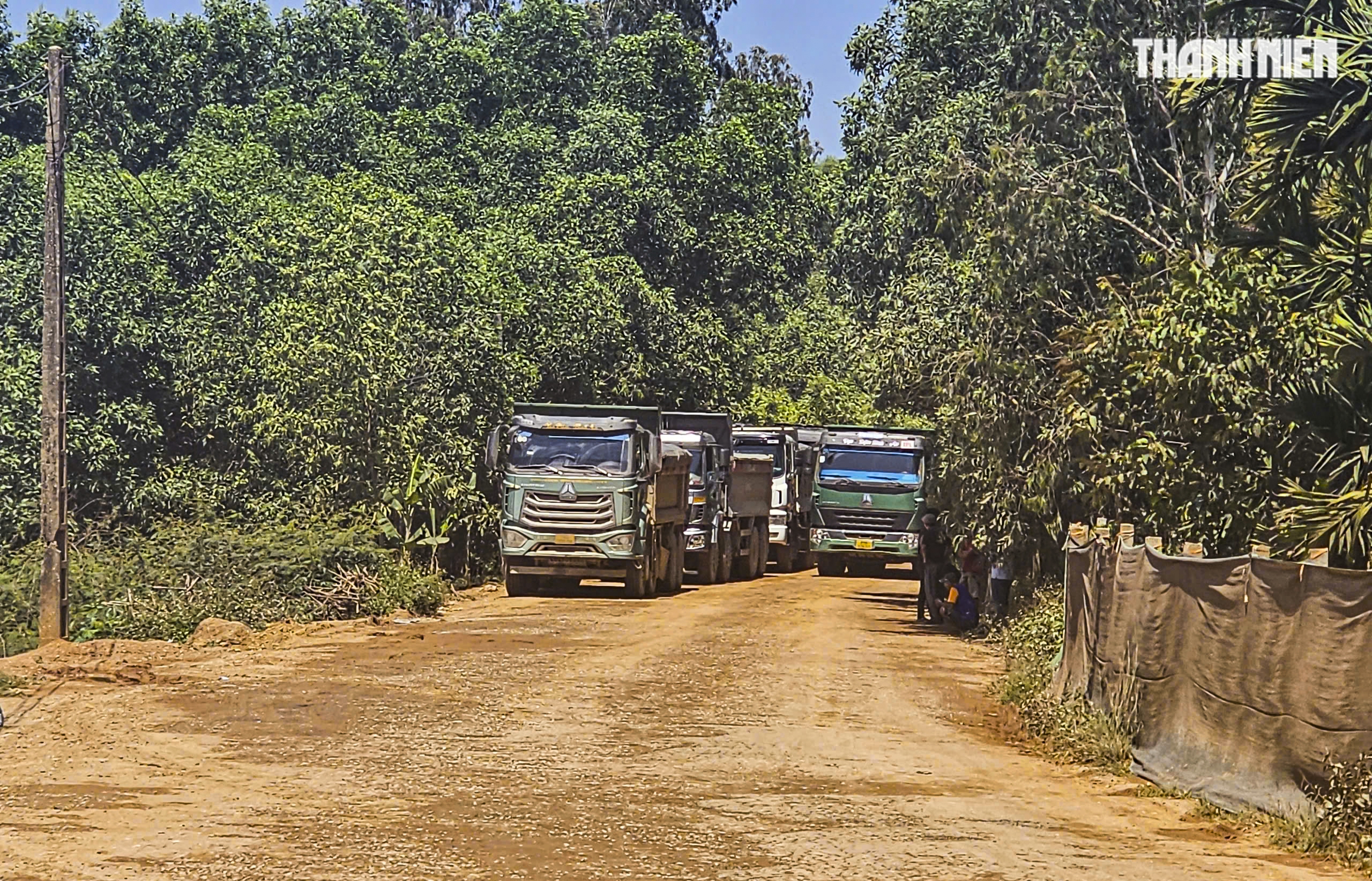 CSGT Quảng Ngãi kiểm tra tải trọng xe tải chở đất sau phản ánh của Báo Thanh Niên- Ảnh 2. CSGT Quảng Ngãi kiểm tra tải trọng xe tải chở đất sau phản ánh của Báo Thanh Niên- Ảnh 2.