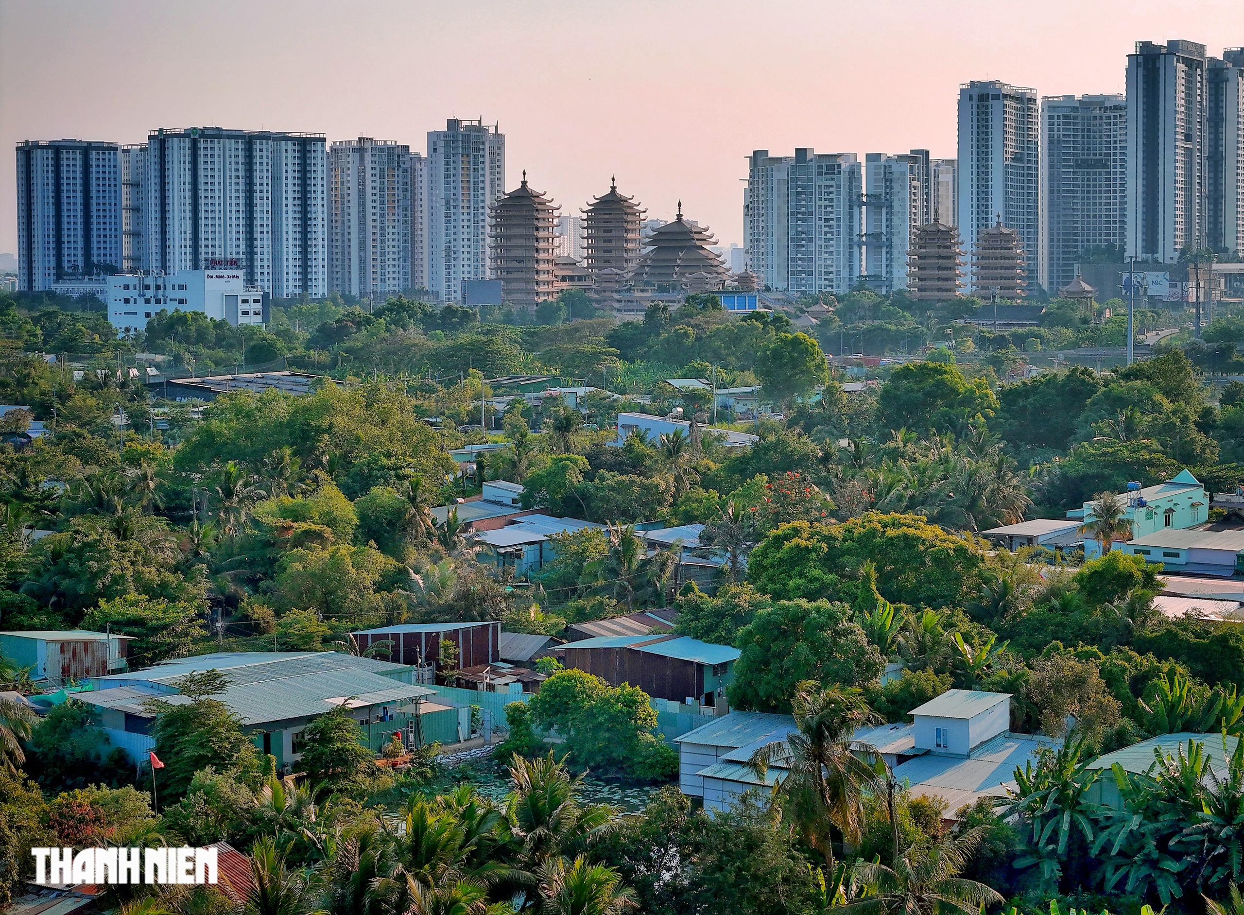 Cuộc sống tạm bợ bên trong Khu thể thao Rạch Chiếc chờ ngày hồi sinh- Ảnh 5. Cuộc sống tạm bợ bên trong Khu thể thao Rạch Chiếc chờ ngày hồi sinh- Ảnh 5.