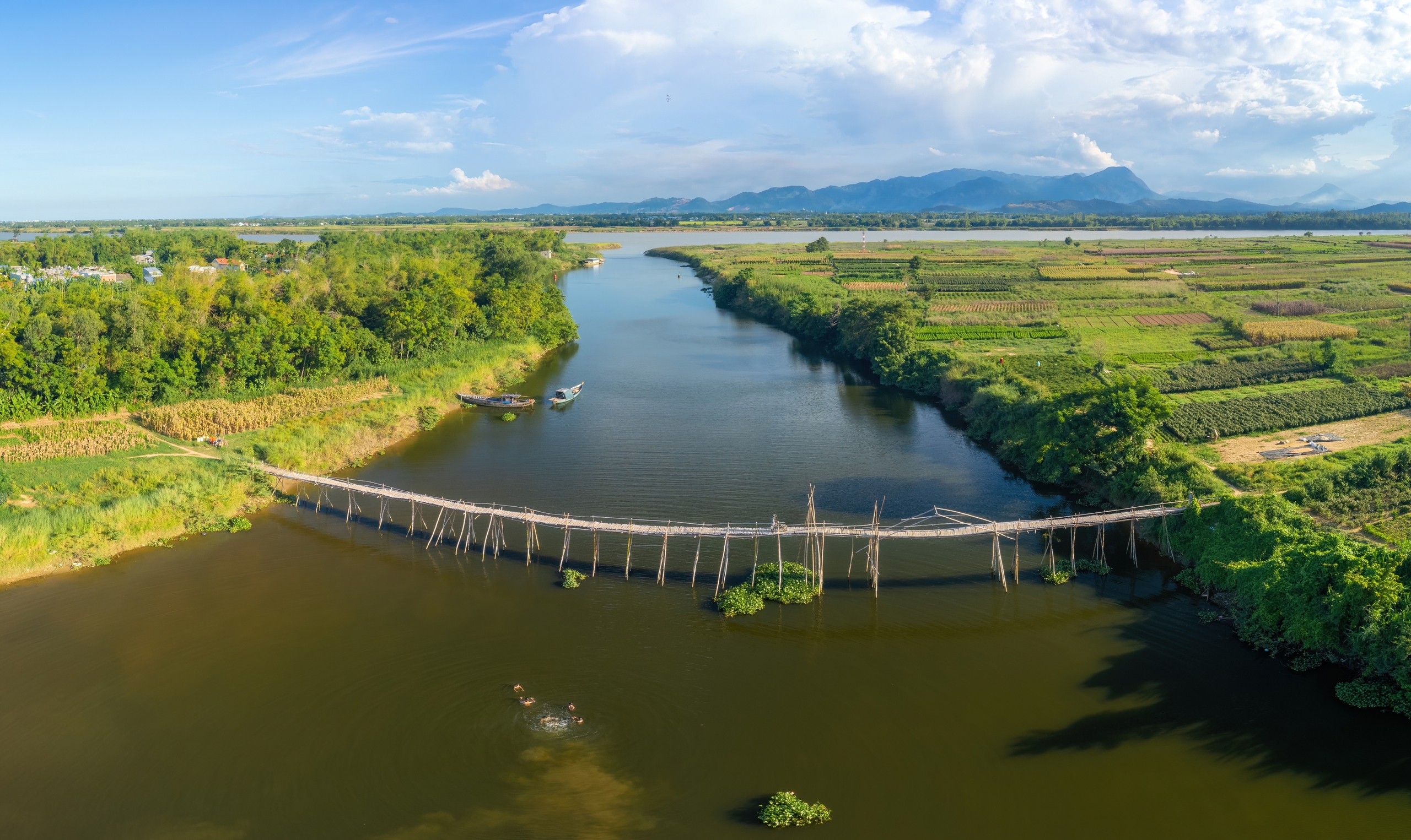 Khoảnh khắc b&igrave;nh y&ecirc;n nơi c&acirc;y cầu tre độc đ&aacute;o ở Đ&agrave; Nẵng - Ảnh 1.