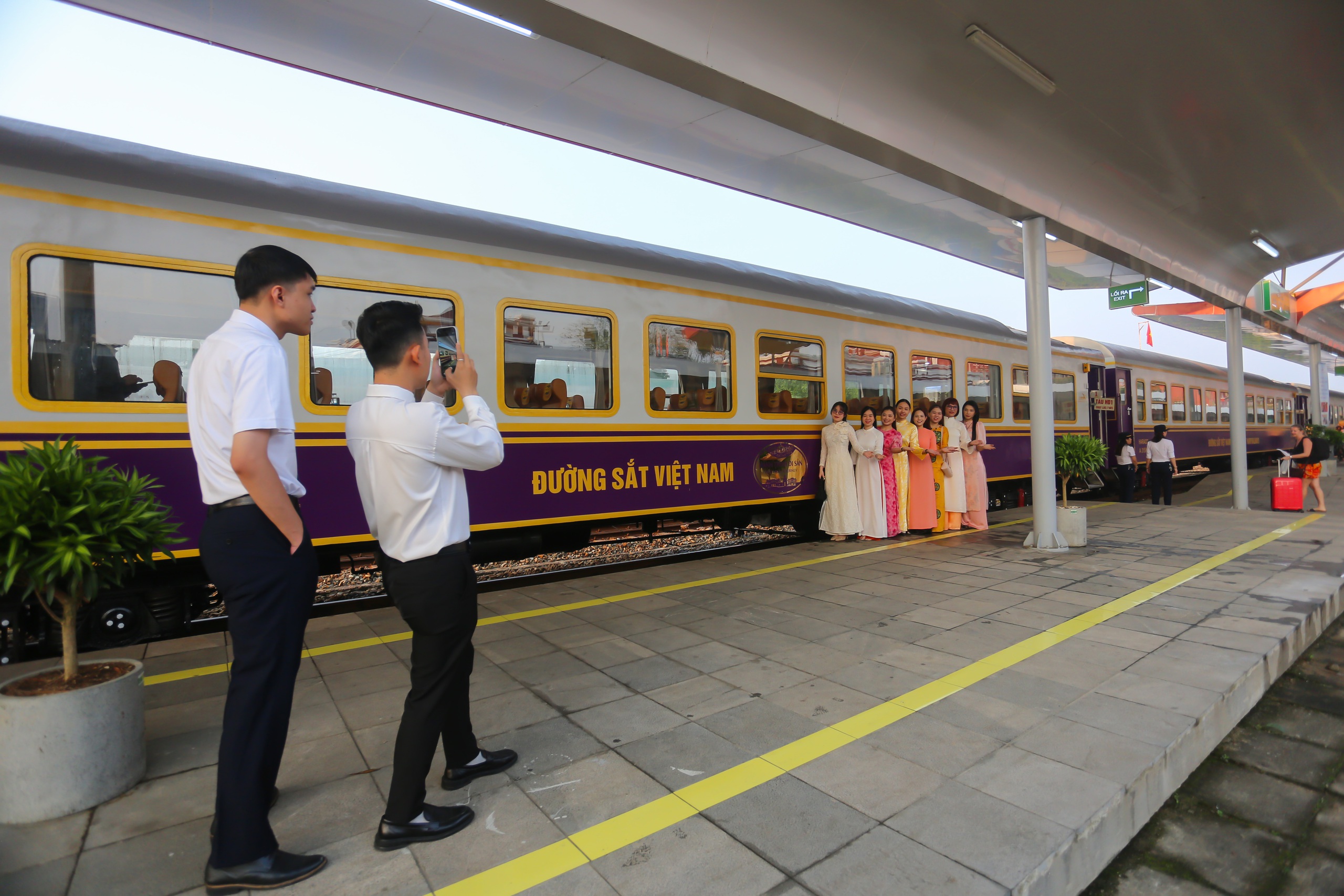 Chuyến t&agrave;u di sản miền Trung c&oacute; g&igrave; sau khi được 'thay &aacute;o' mới? - Ảnh 1.