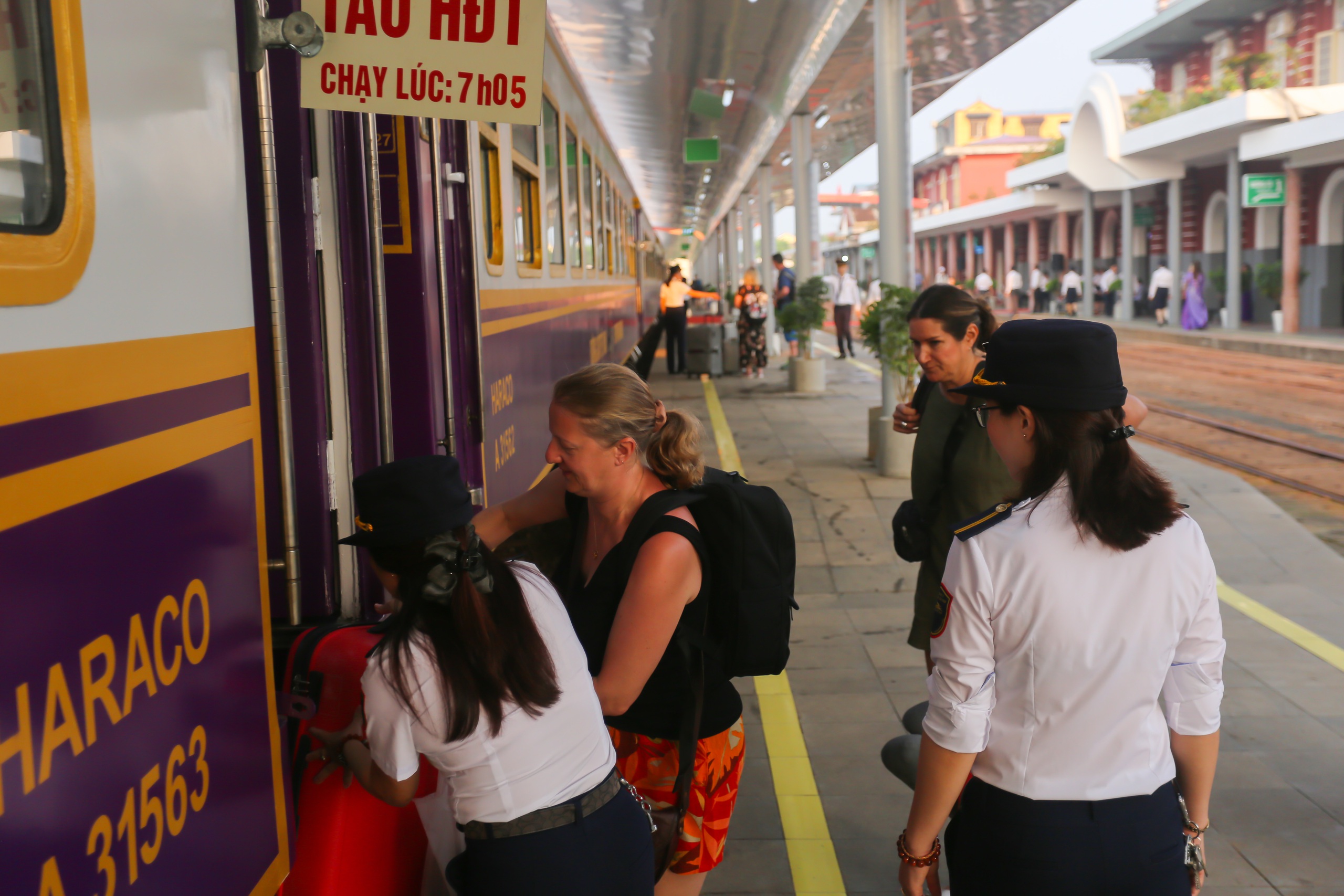 Chuyến t&agrave;u di sản miền Trung c&oacute; g&igrave; sau khi được 'thay &aacute;o' mới? - Ảnh 10.