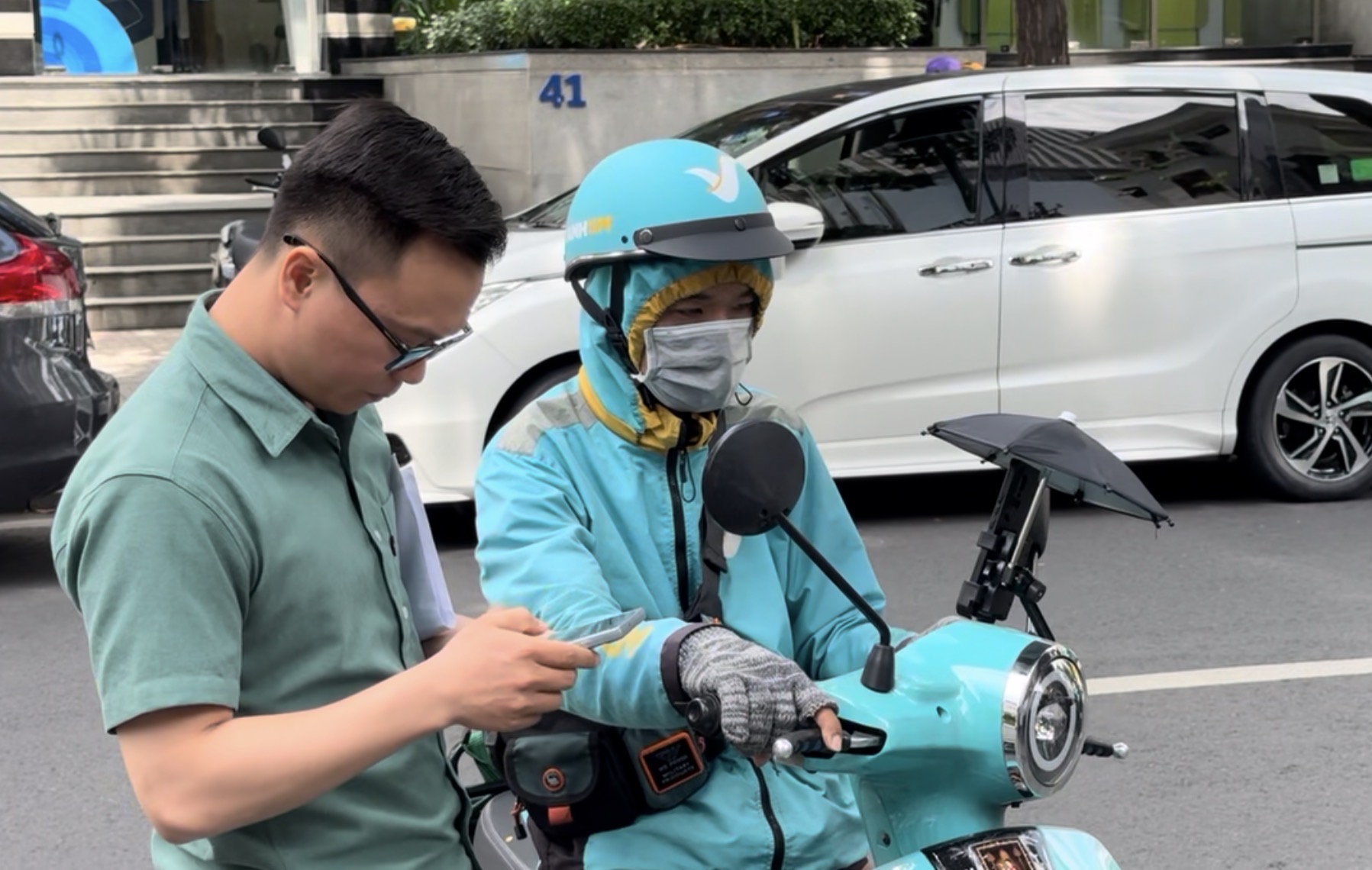 Tài xế xe điện liên tục nhận tin vui- Ảnh 4. Tài xế xe điện liên tục nhận tin vui- Ảnh 4.