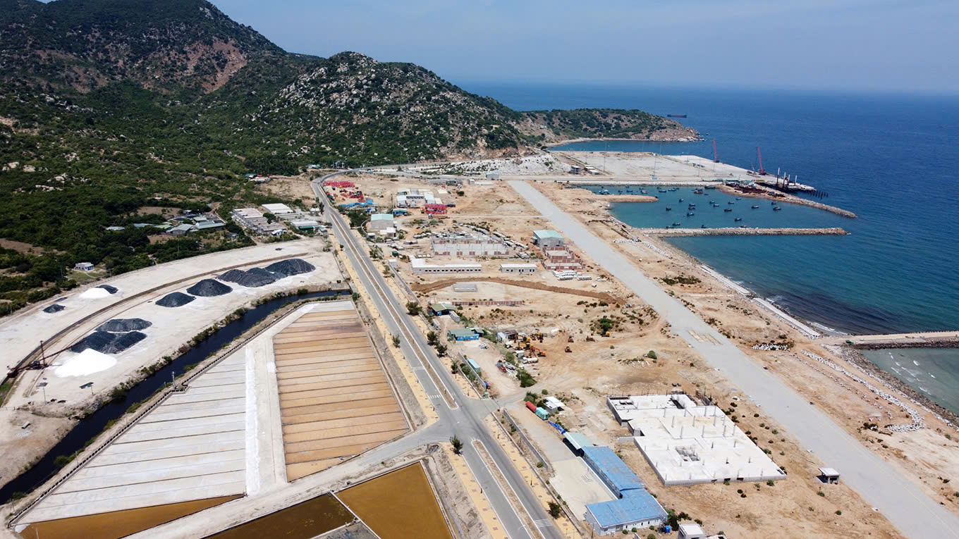 Khánh Hòa gỡ vướng mặt bằng hàng loạt dự án ở Cà Ná - Ảnh 1.