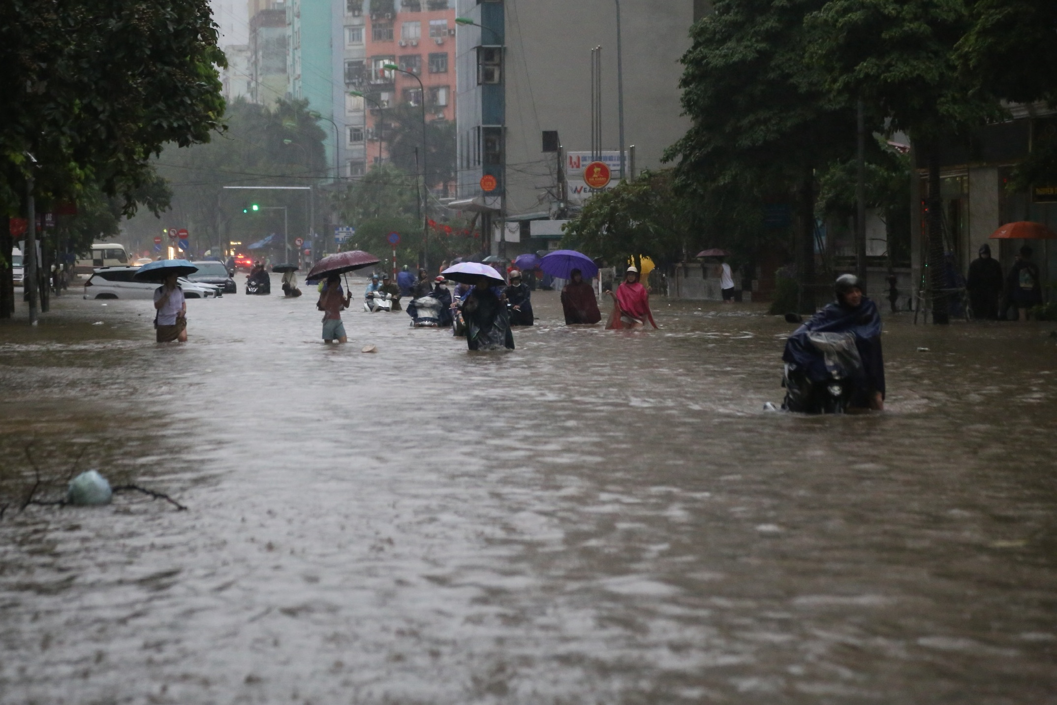 Không chống ngập Hà Nội trên giấy, chi 20.000 tỉ mà vẫn ngập - Ảnh 3.