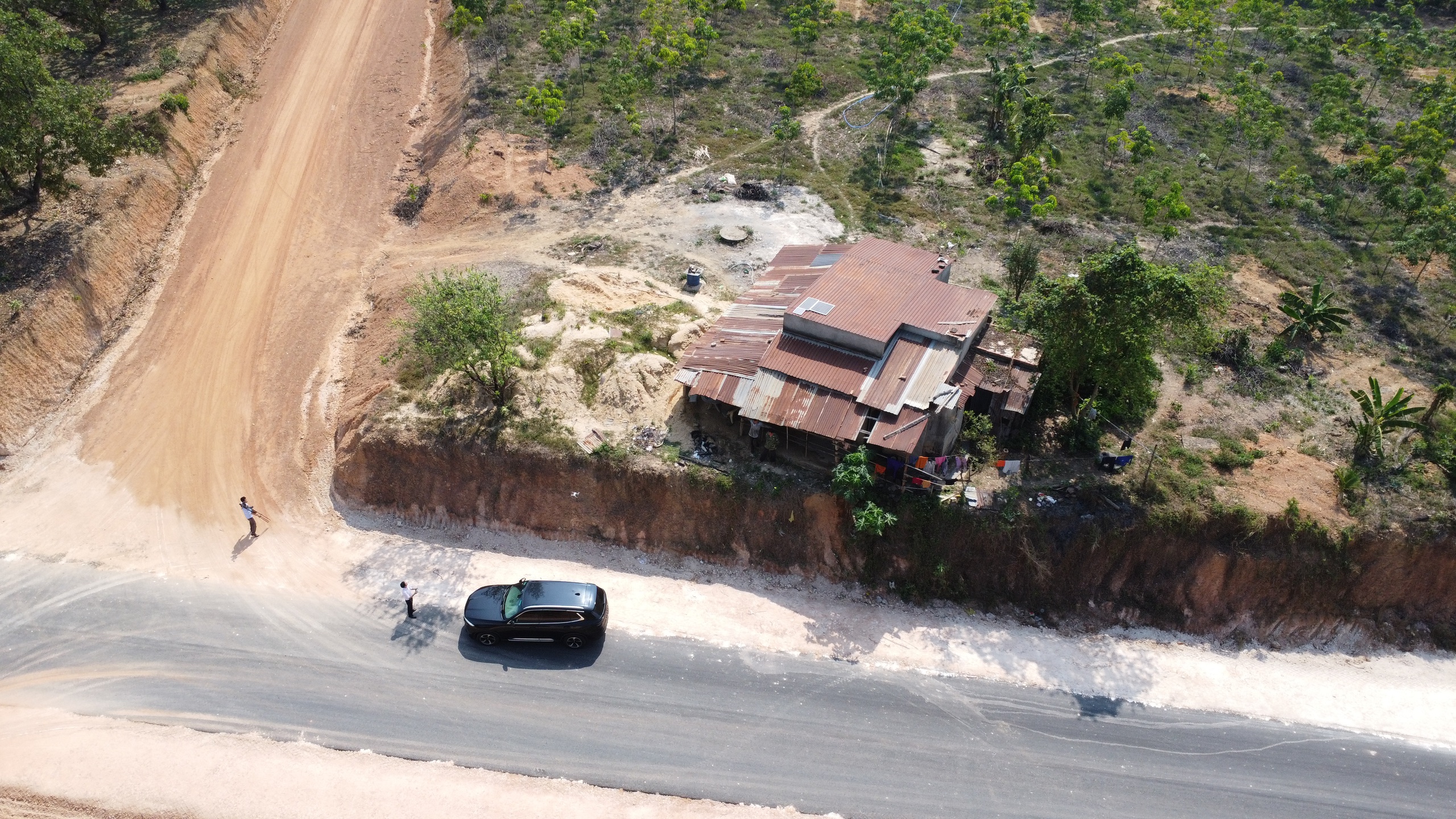Nhà dân chênh vênh bên mép vực ở Đồng Nai: Thực trạng cần giải quyết Ngay - Ảnh 1. Nhà dân chênh vênh bên mép vực ở Đồng Nai: Thực trạng cần giải quyết Ngay - Ảnh 1.