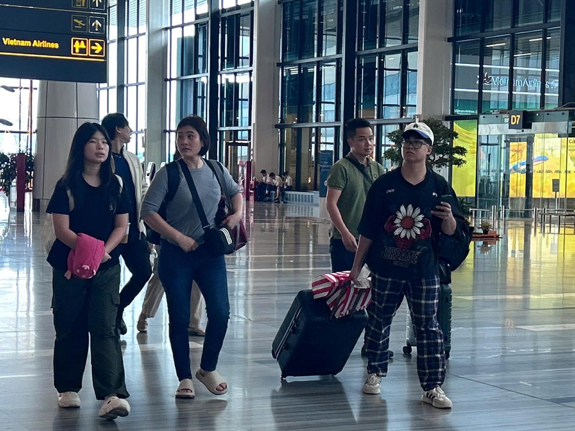 Nghỉ lễ 30.4 - 1.5: Giới trẻ 'quay xe' v&igrave; v&eacute; m&aacute;y bay tăng - Ảnh 2.