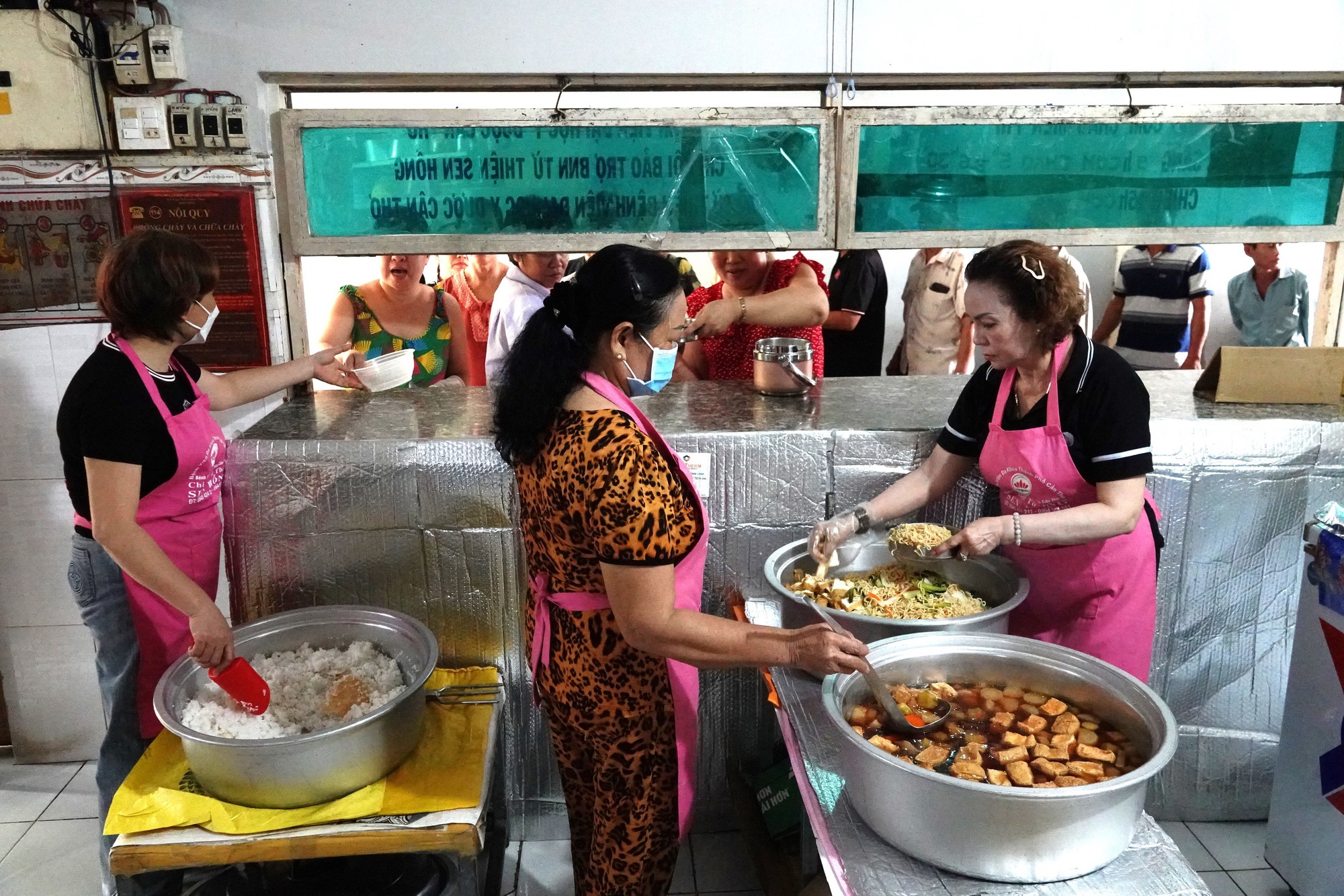 Chuyện tử tế: Miệt m&agrave;i lo c&aacute;i ăn cho bệnh nh&acirc;n ngh&egrave;o- Ảnh 2.