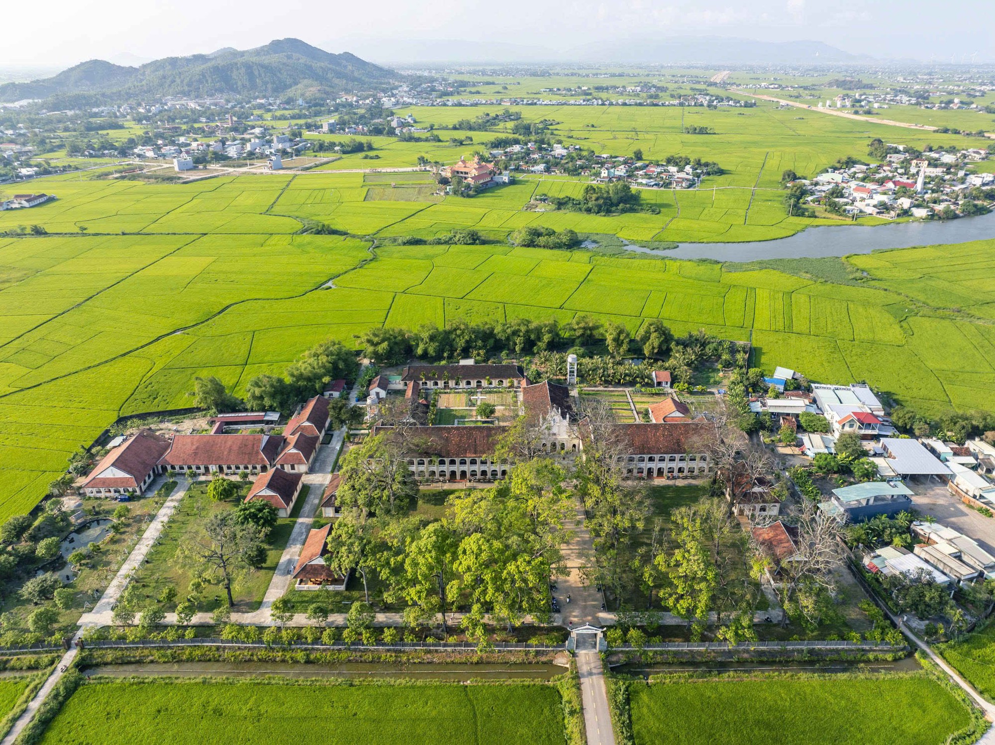 Những nh&agrave; thờ độc đ&aacute;o: L&agrave;ng S&ocirc;ng - nơi chữ Quốc ngữ in dấu hơn một thế kỷ- Ảnh 1.