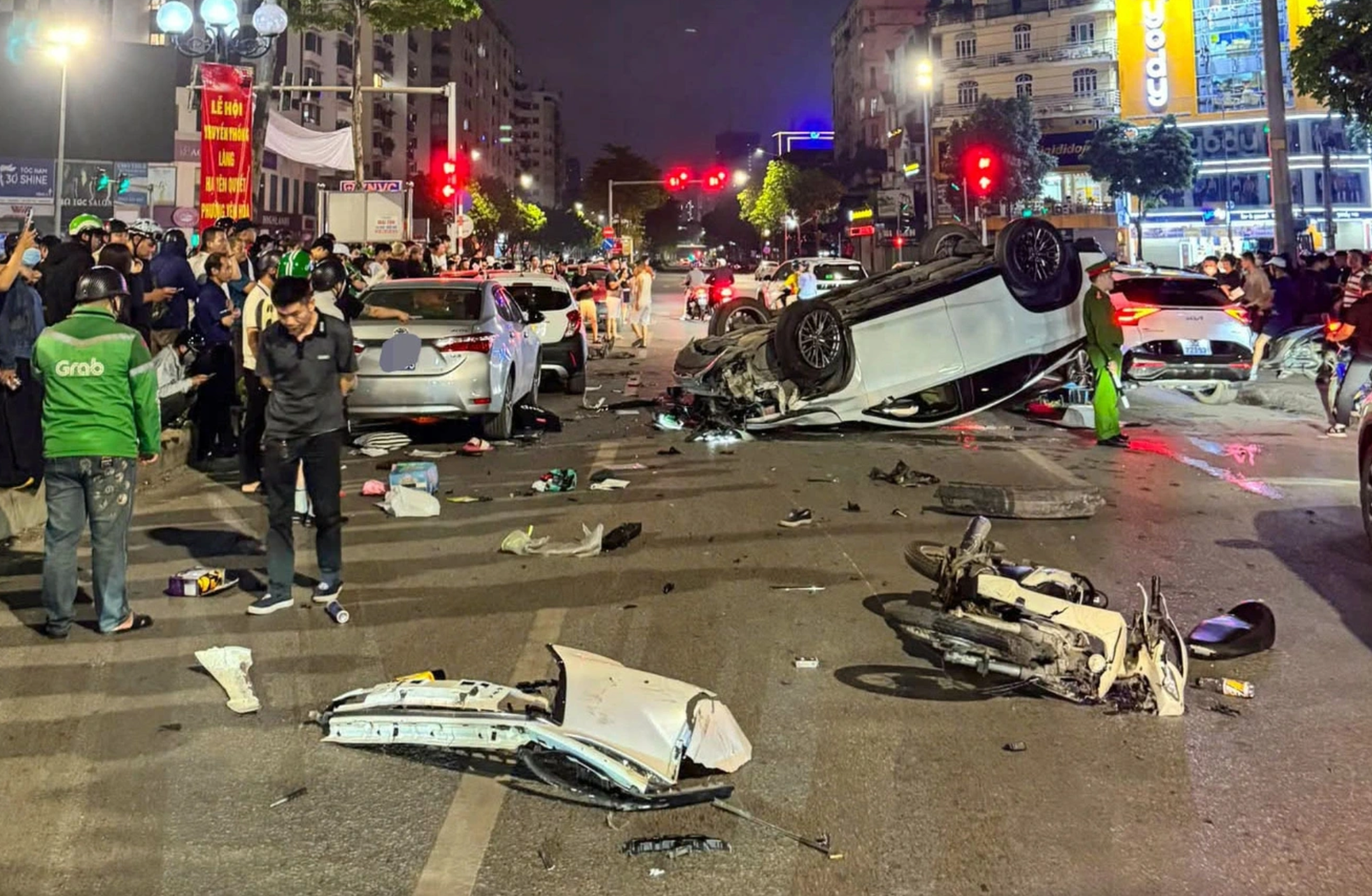 Ô tô Lexus gây tai nạn liên hoàn, 2 người bị thương- Ảnh 1.