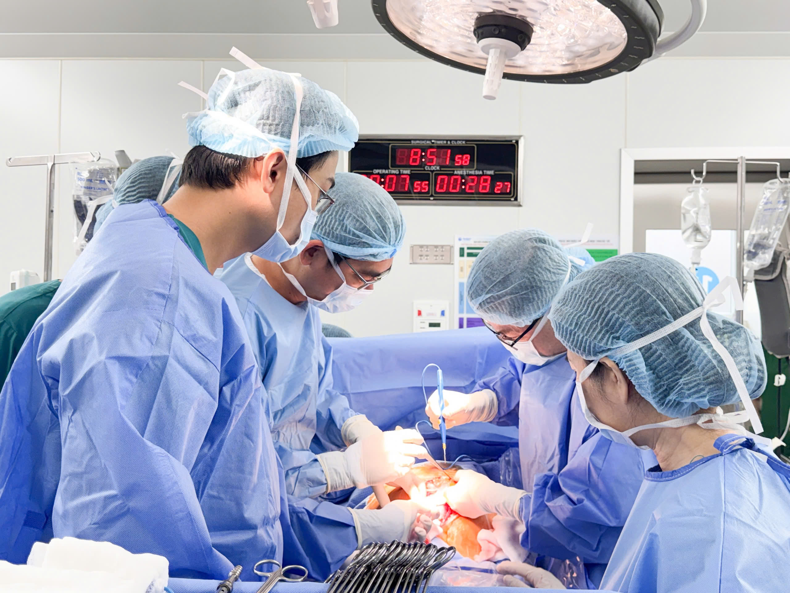 B&oacute;c t&aacute;ch khối u xơ tử cung gần 12 kg, - Ảnh 1.