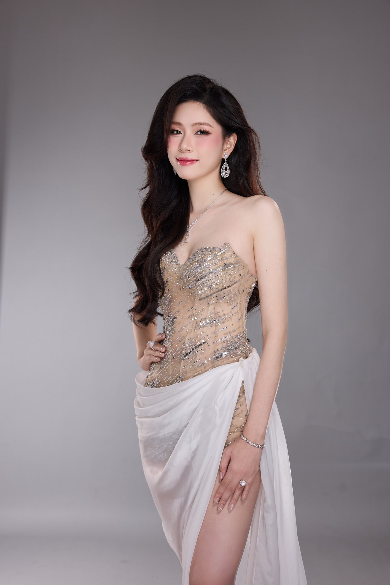 Vẻ gợi cảm của top 5 Người đẹp biển tại Miss World Vietnam - Ảnh 3.