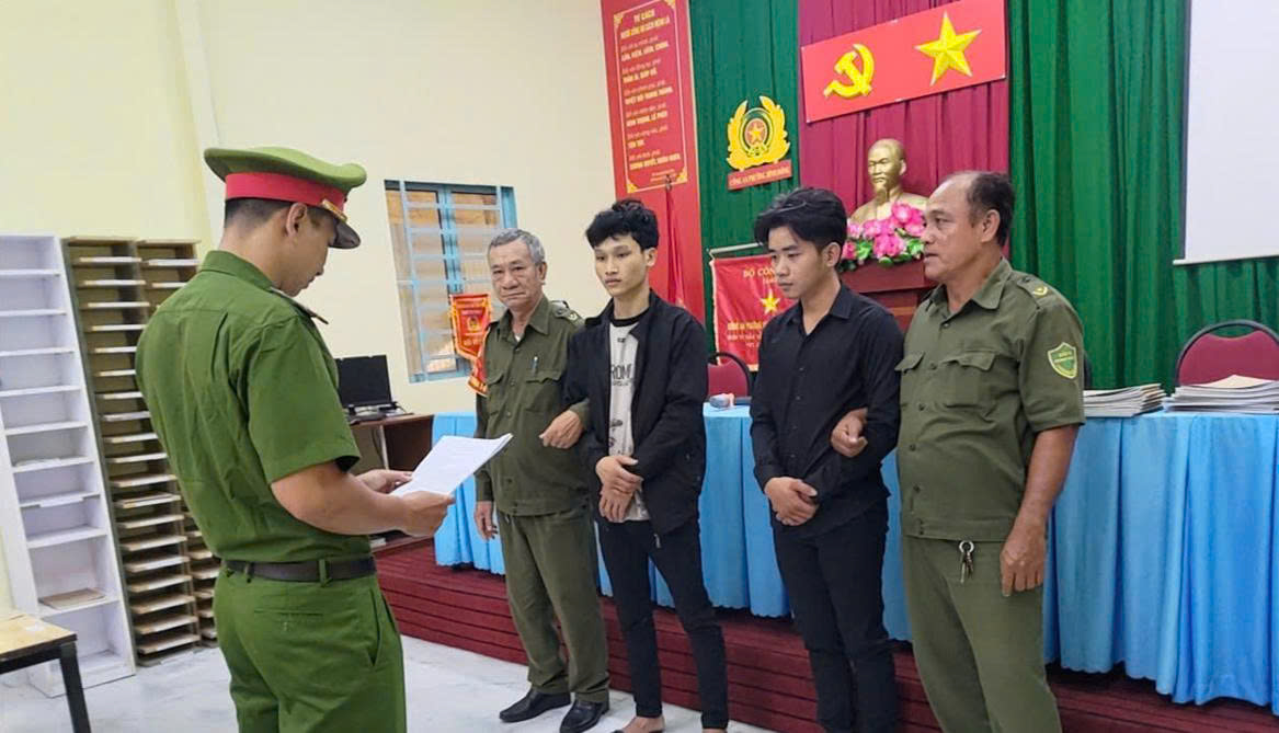 Công an TP.HCM bắt 2 thanh niên cầm hung khí rượt đuổi nhau ở chợ Bình Điền  - Ảnh 1.