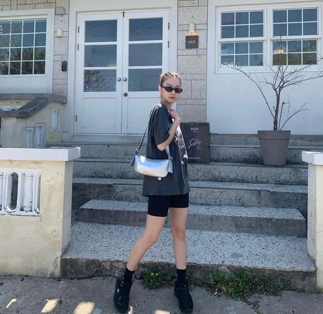 Túi xách sắc bạc, điểm nhấn kiêu kỳ cho quý cô sành điệu - Ảnh 1.