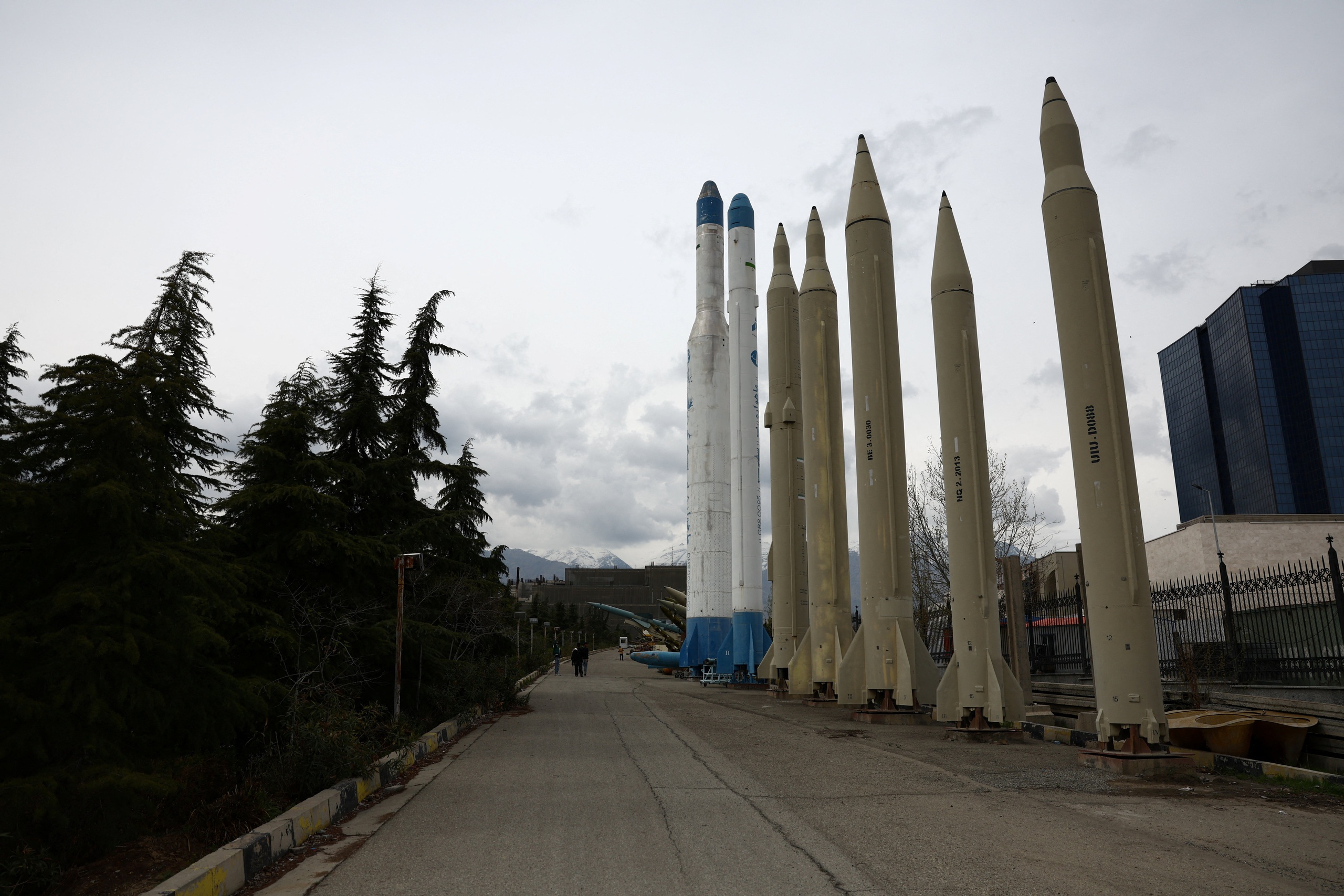 &Ocirc;ng Trump tạm dừng c&aacute;c cuộc tấn c&ocirc;ng v&agrave;o c&aacute;c nh&agrave; m&aacute;y năng lượng của Iran - Ảnh 1.