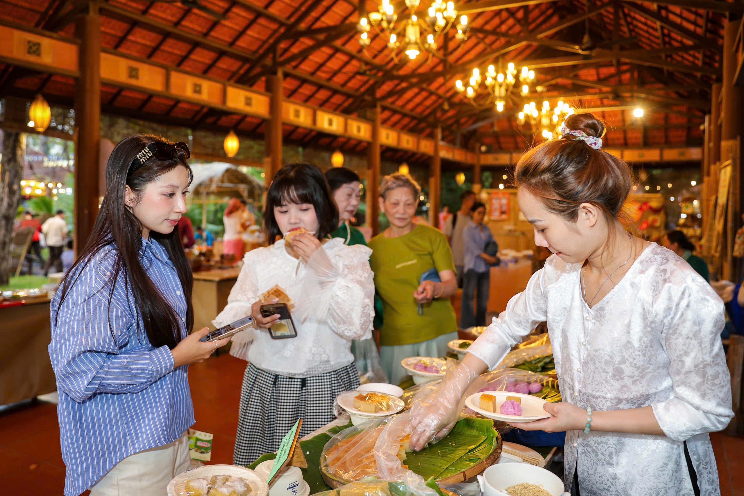 Lễ hội Văn h&oacute;a Ẩm thực, M&oacute;n ngon Saigontourist Group 2026: 500 m&oacute;n khiến thực kh&aacute;ch m&ecirc; mẩn- Ảnh 4.