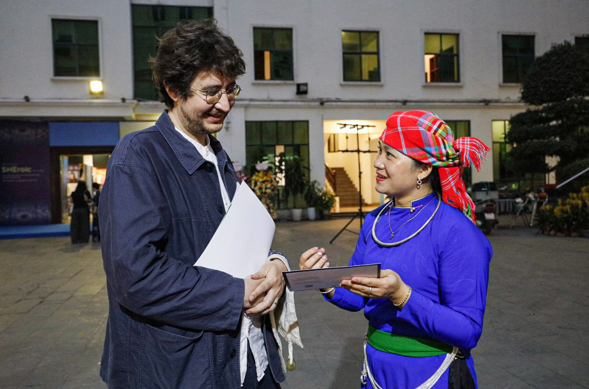 Nghe phụ nữ bản l&agrave;ng kể chuyện qua triển l&atilde;m 'Gieo xanh nơi đỉnh m&acirc;y'- Ảnh 6.