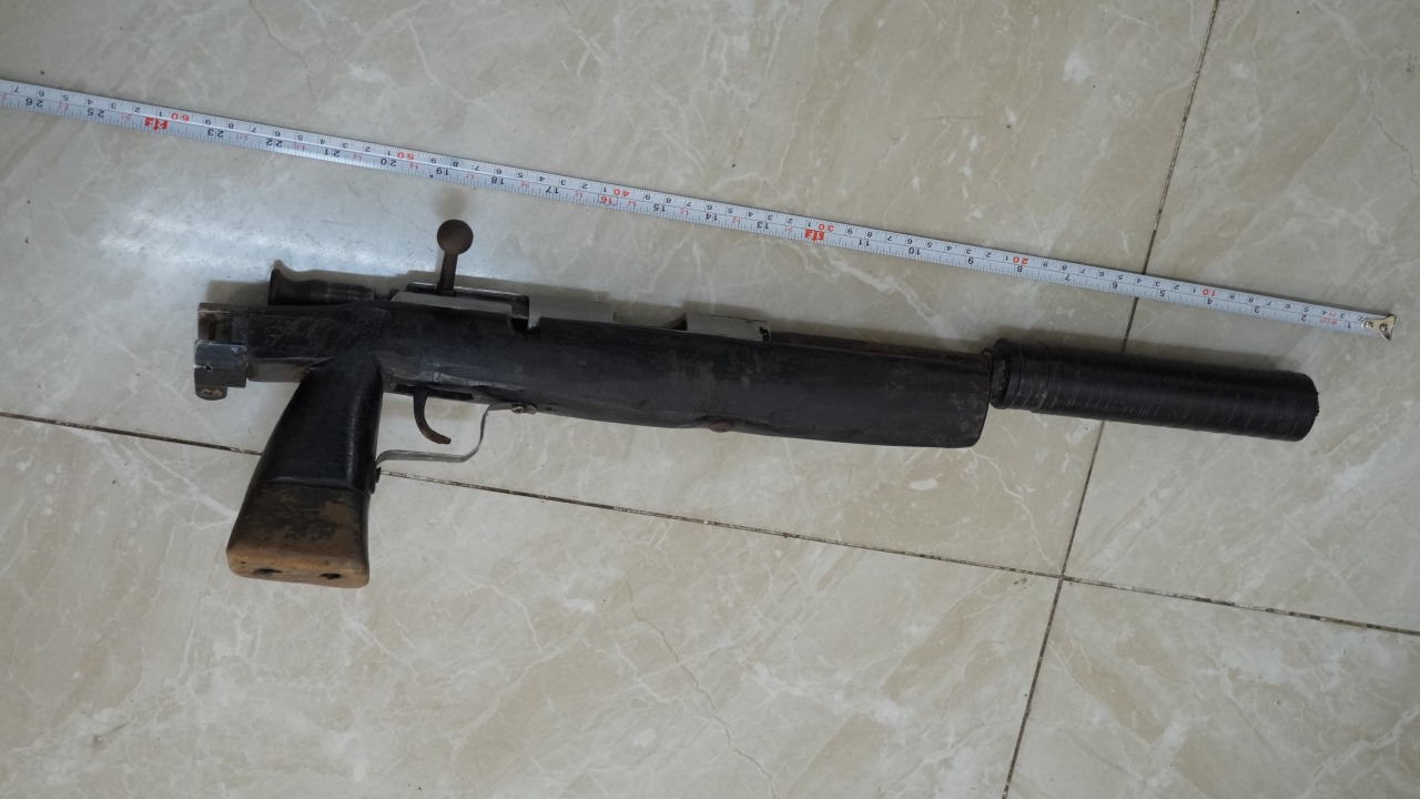 Bị can thuê taxi về quê, bắn chết tài xế, mẹ vợ bị khởi tố 3 tội danh- Ảnh 2.