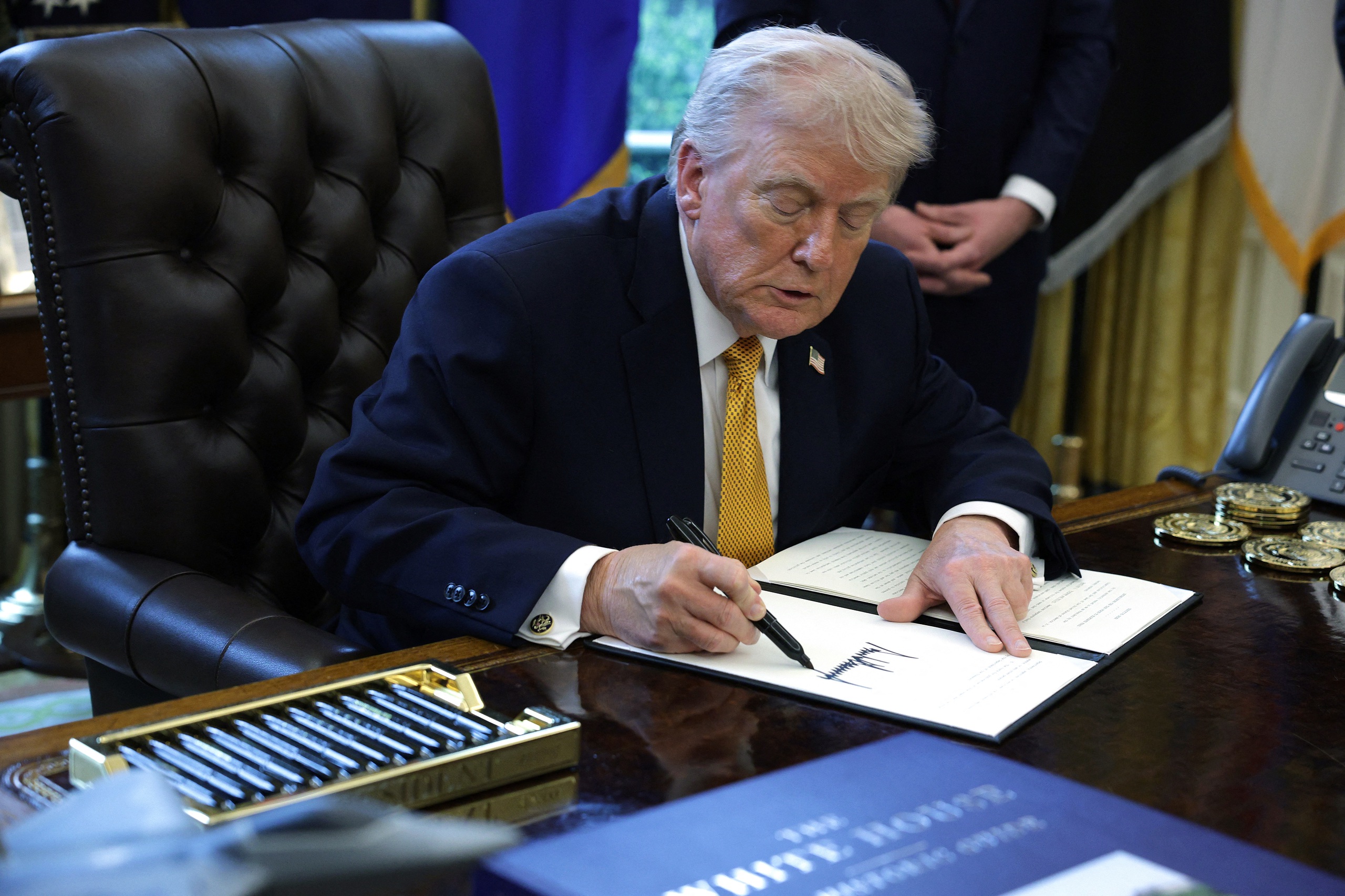 Ông Trump là Tổng thống Mỹ đầu tiên có chữ ký trên tiền giấy - Ảnh 1.