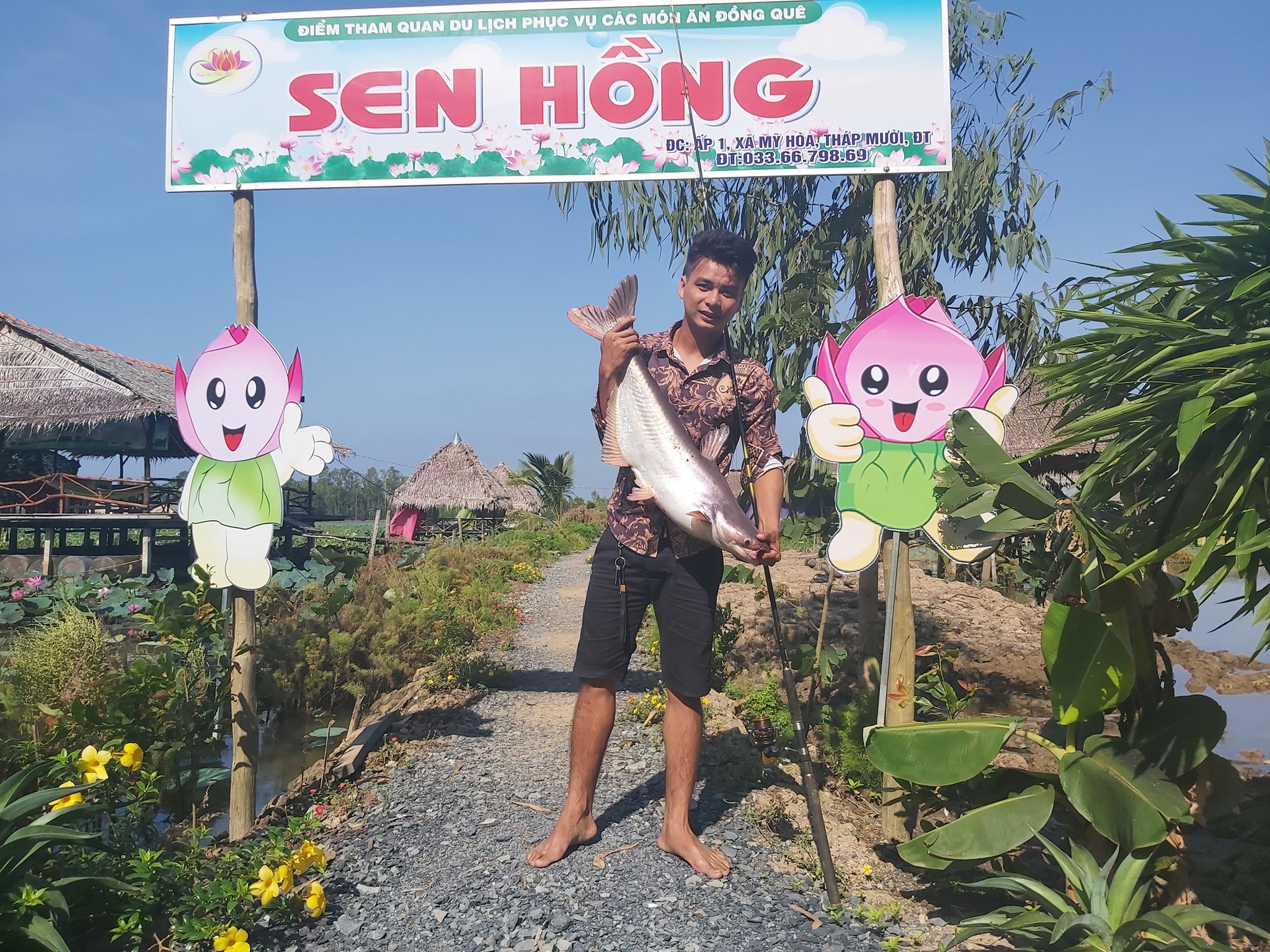 Ch&agrave;ng trai 'thổi hồn' v&agrave;o đồng sen, biến vẻ đẹp qu&ecirc; th&agrave;nh điểm du lịch độc đ&aacute;o - Ảnh 6.