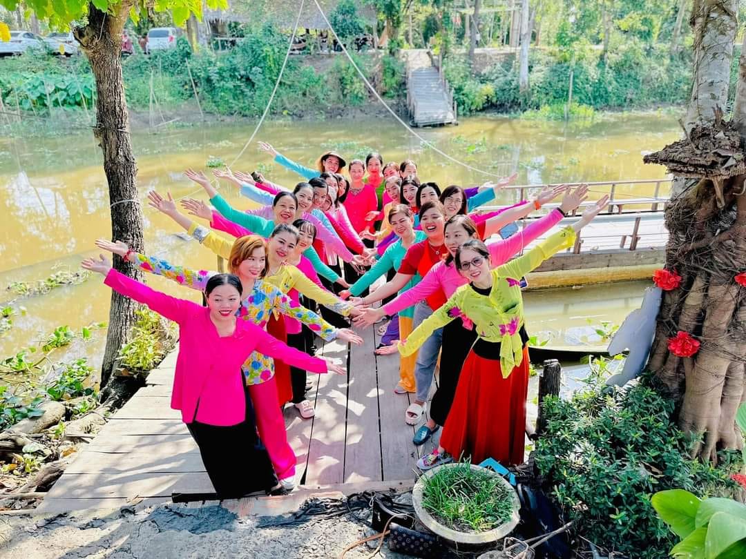 Ch&agrave;ng trai 'thổi hồn' v&agrave;o đồng sen, biến vẻ đẹp qu&ecirc; th&agrave;nh điểm du lịch độc đ&aacute;o - Ảnh 7.