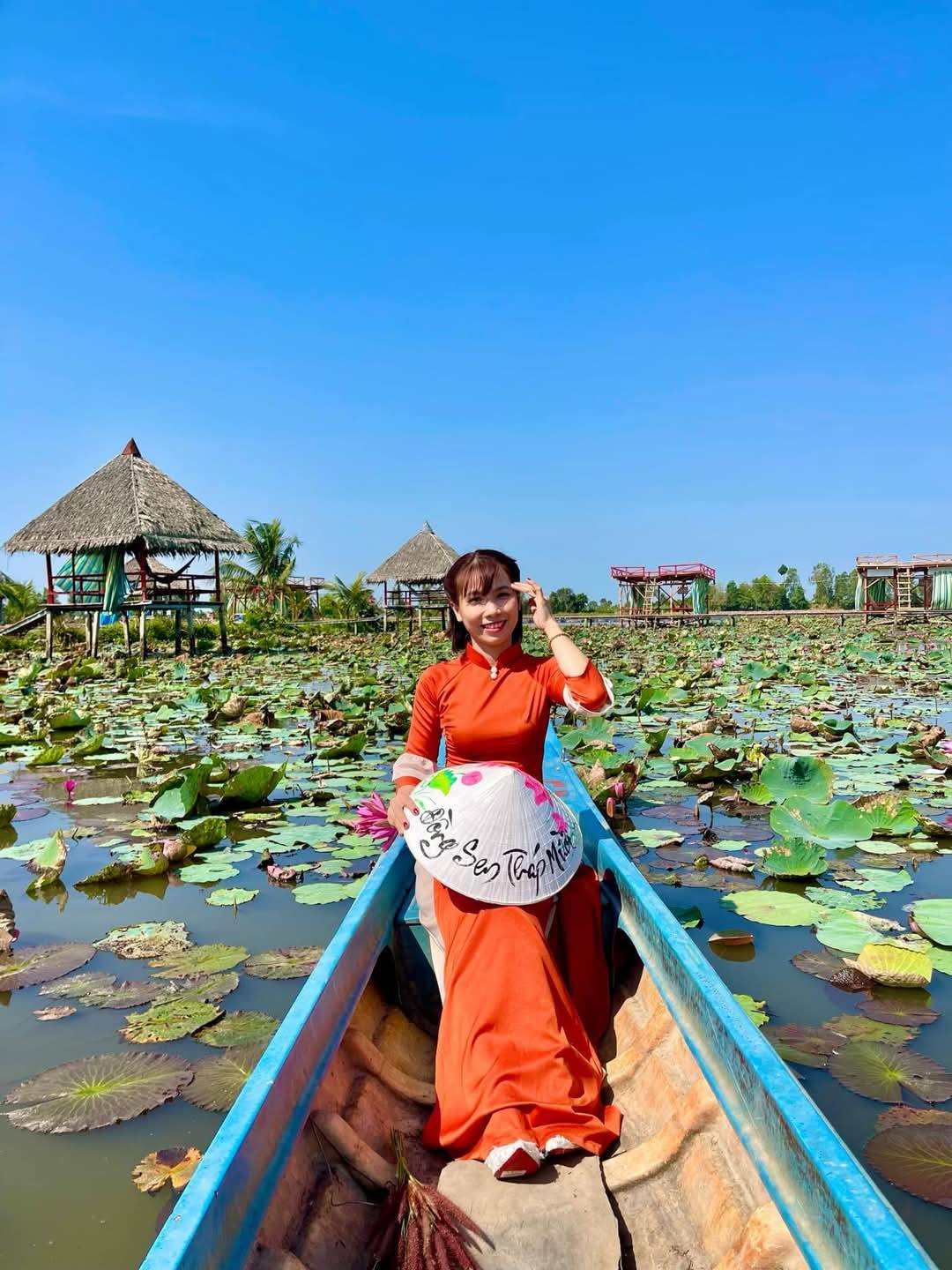 Ch&agrave;ng trai 'thổi hồn' v&agrave;o đồng sen, biến vẻ đẹp qu&ecirc; th&agrave;nh điểm du lịch độc đ&aacute;o - Ảnh 4.