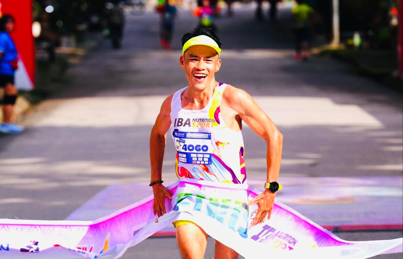 Chuyện về dị nh&acirc;n chạy bộ Việt Nam v&agrave; l&yacute; do 'gi&agrave; nhưng vẫn đua' - Ảnh 1.