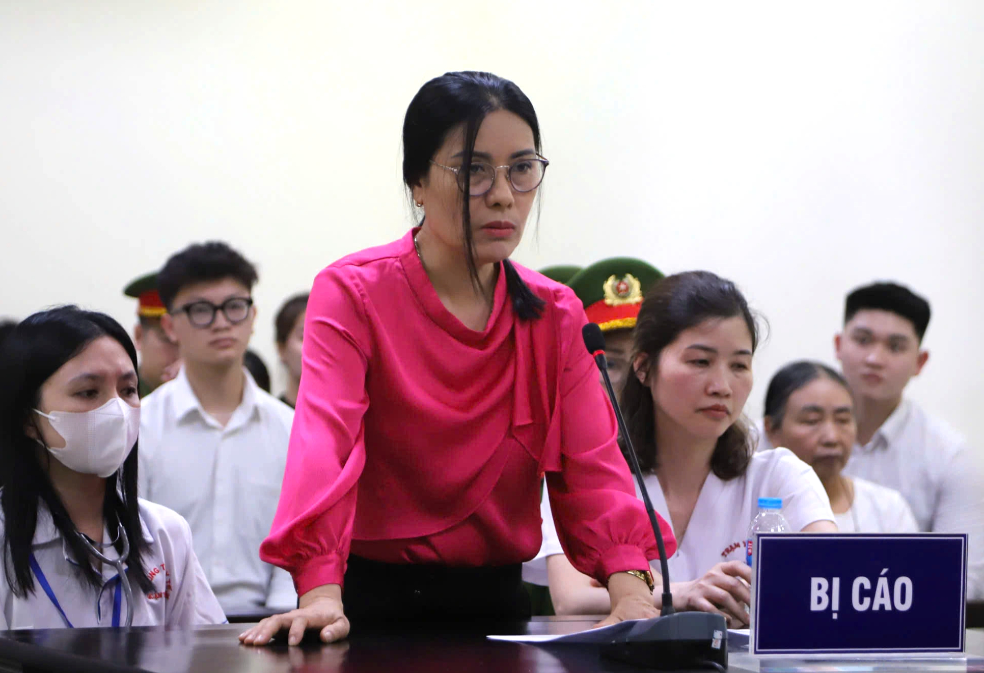 Cựu hiệu trưởng lãnh án 3 năm tù vì thu tiền học thêm 'chênh' 1 tỉ đồng- Ảnh 1.