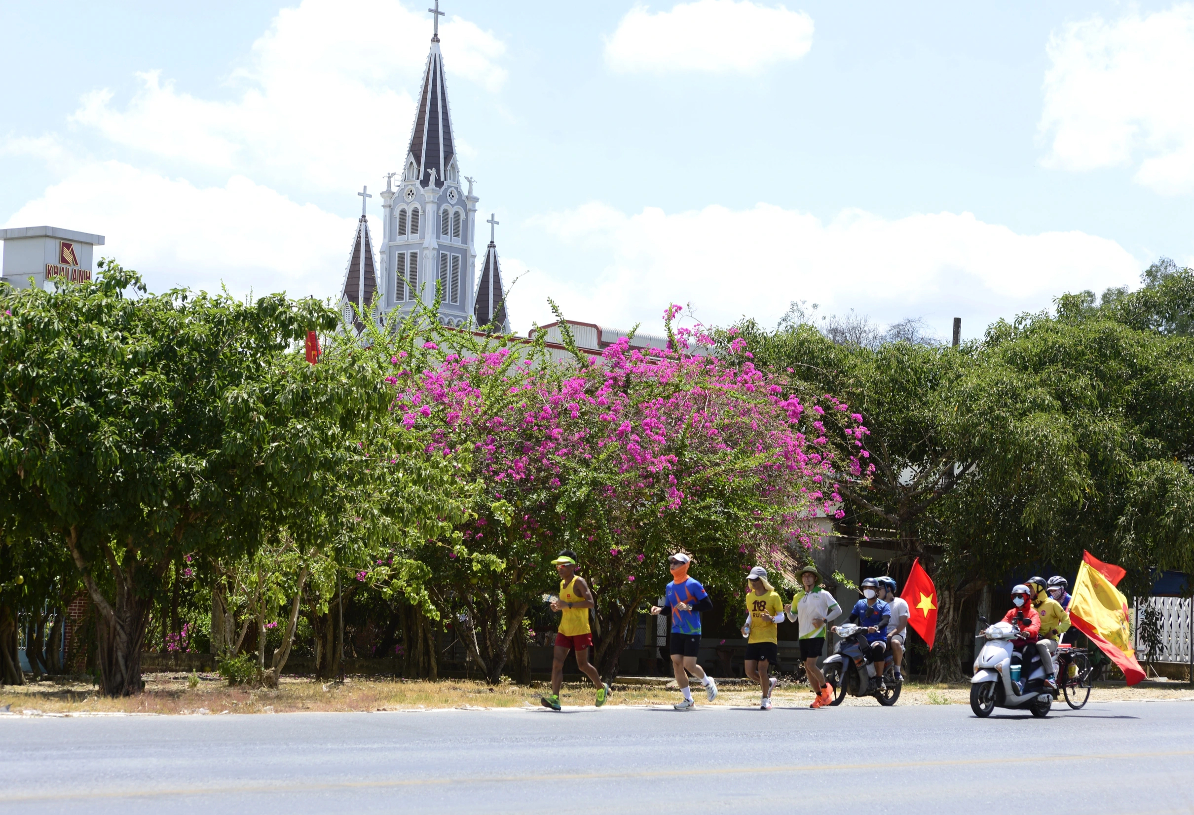 Chuyện về dị nh&acirc;n chạy bộ Việt Nam v&agrave; l&yacute; do 'gi&agrave; nhưng vẫn đua' - Ảnh 3.