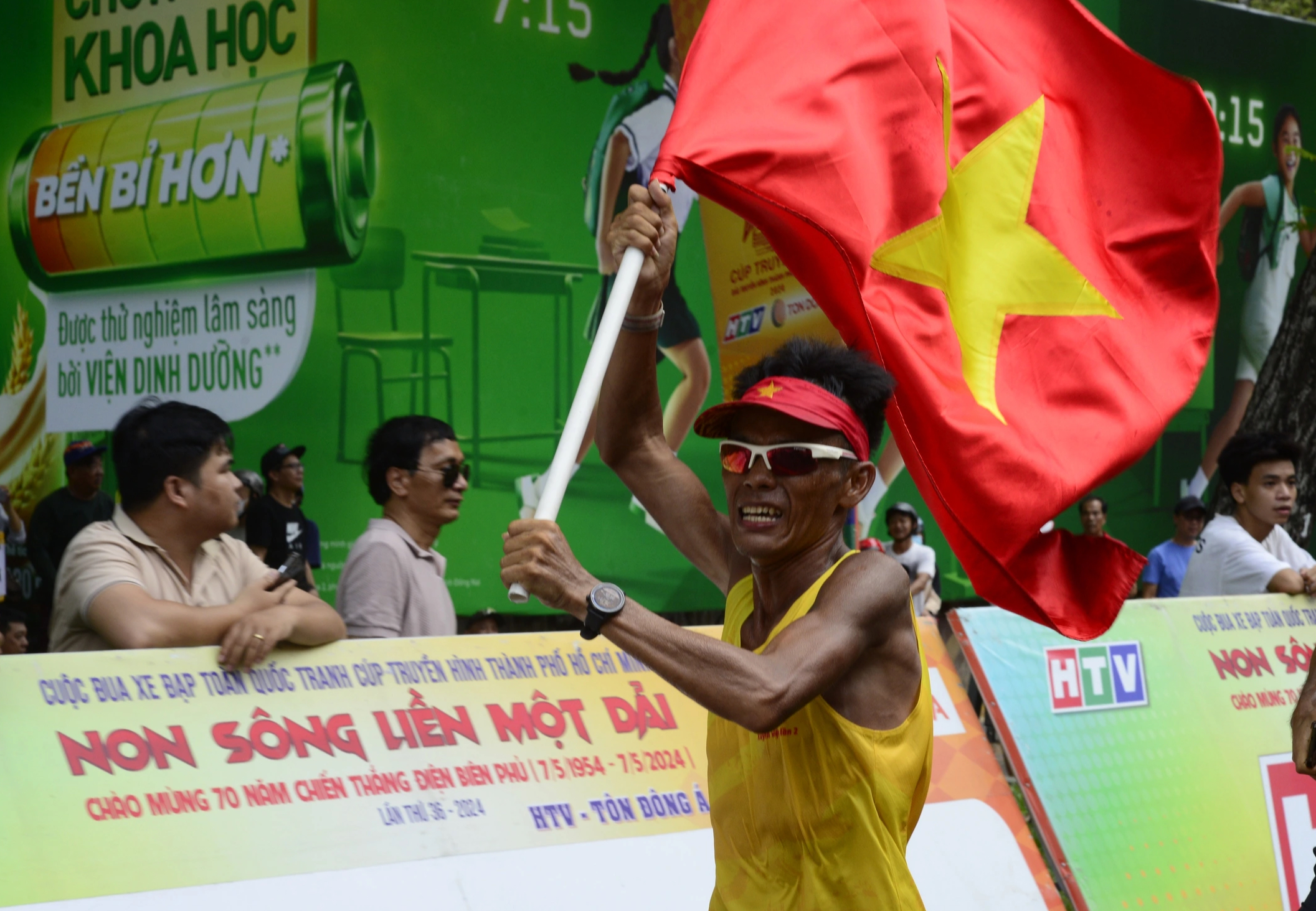 Chuyện về dị nh&acirc;n chạy bộ Việt Nam v&agrave; l&yacute; do 'gi&agrave; nhưng vẫn đua' - Ảnh 2.