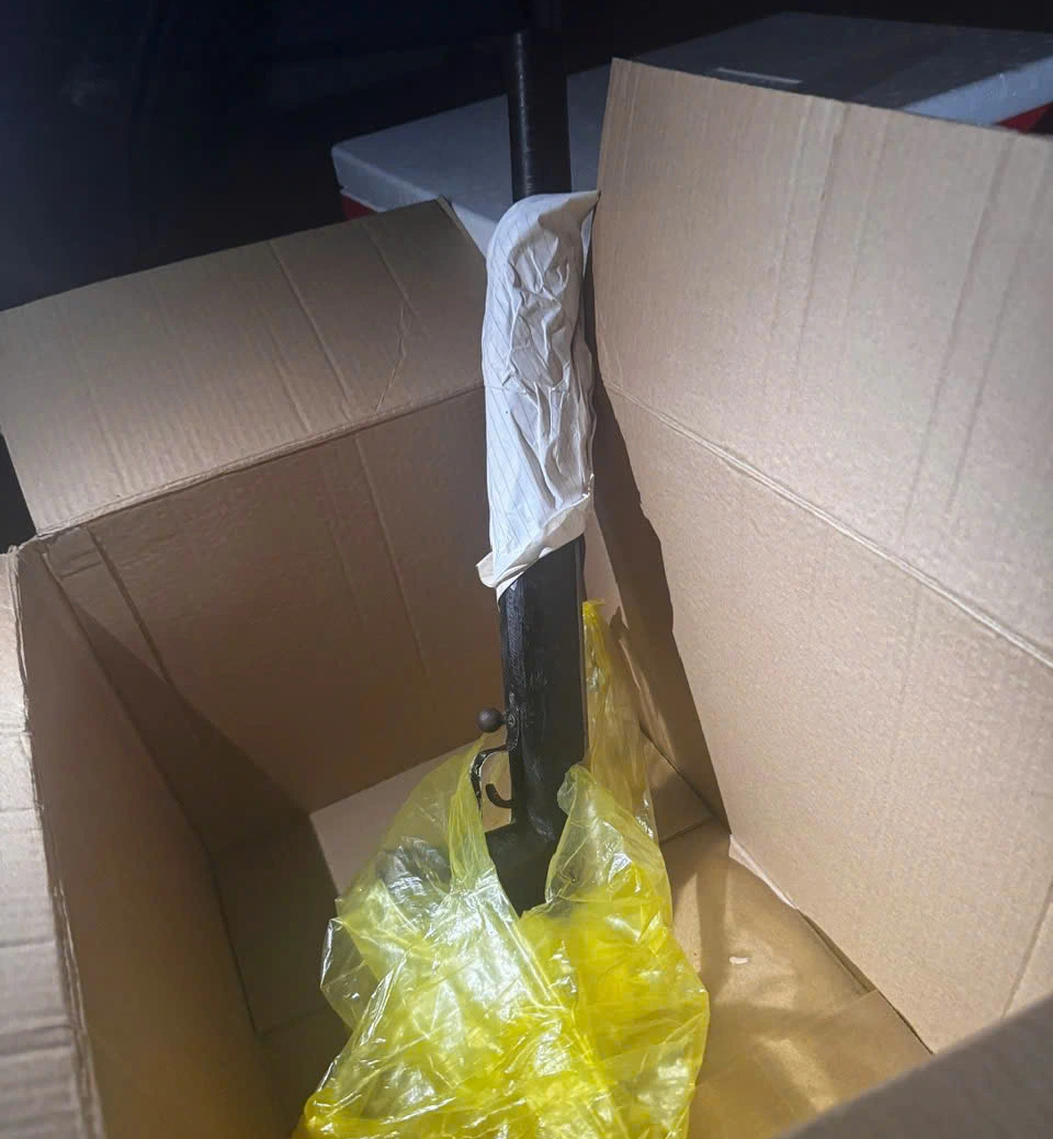 Thuê taxi về quê, bắn chết tài xế và mẹ vợ, livestream khi bỏ trốn- Ảnh 2. Thuê taxi về quê, bắn chết tài xế và mẹ vợ, livestream khi bỏ trốn- Ảnh 2.