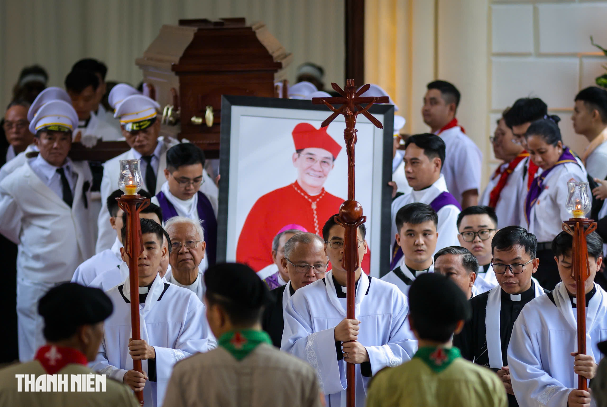 Thiêng liêng Thánh lễ an táng Đức Hồng y Gioan Baotixita Phạm Minh Mẫn - Ảnh 1.