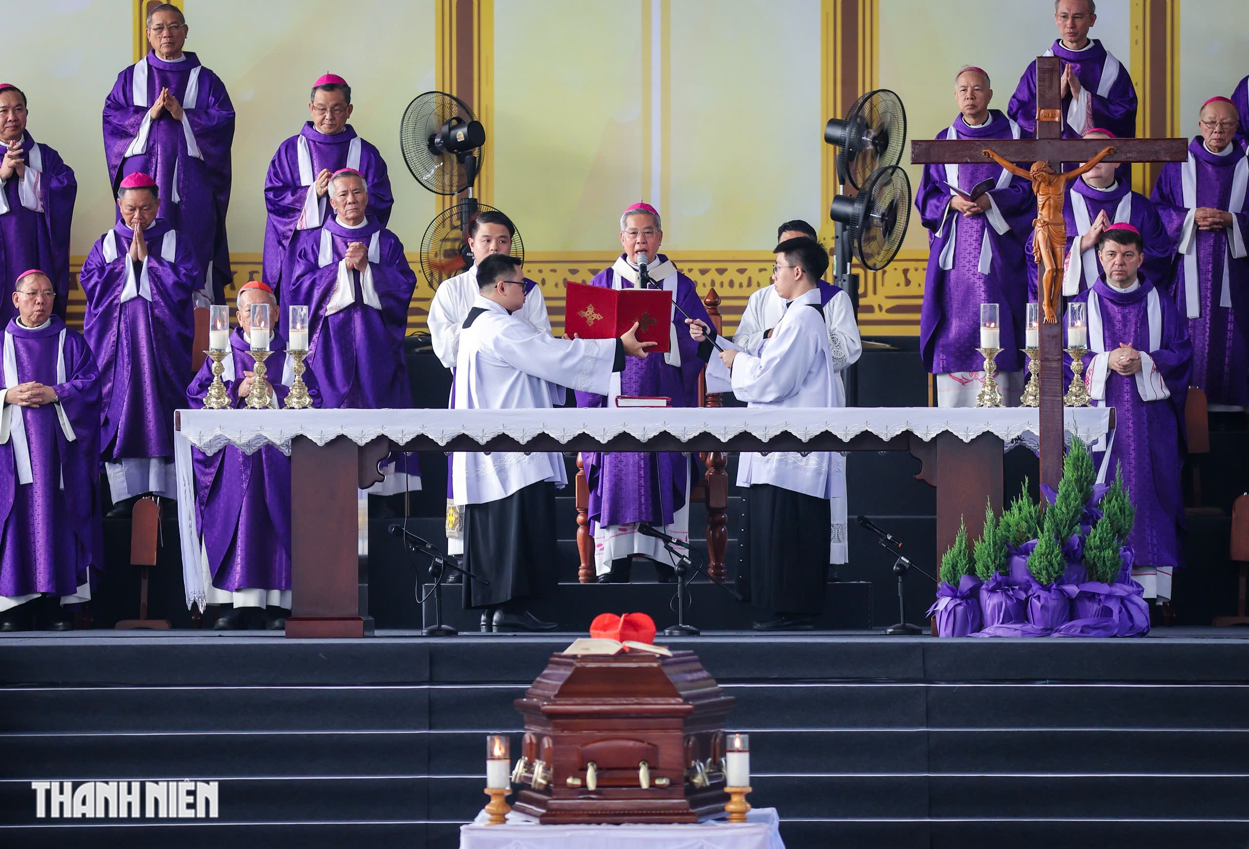 Thiêng liêng Thánh lễ an táng Đức Hồng y Gioan Baotixita Phạm Minh Mẫn - Ảnh 8.