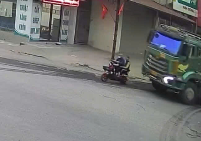 Hưng Y&ecirc;n: T&agrave;i xế xe &lsquo;hổ vồ&rsquo; t&ocirc;ng chết 2 người v&igrave; mải nghe điện thoại- Ảnh 2.