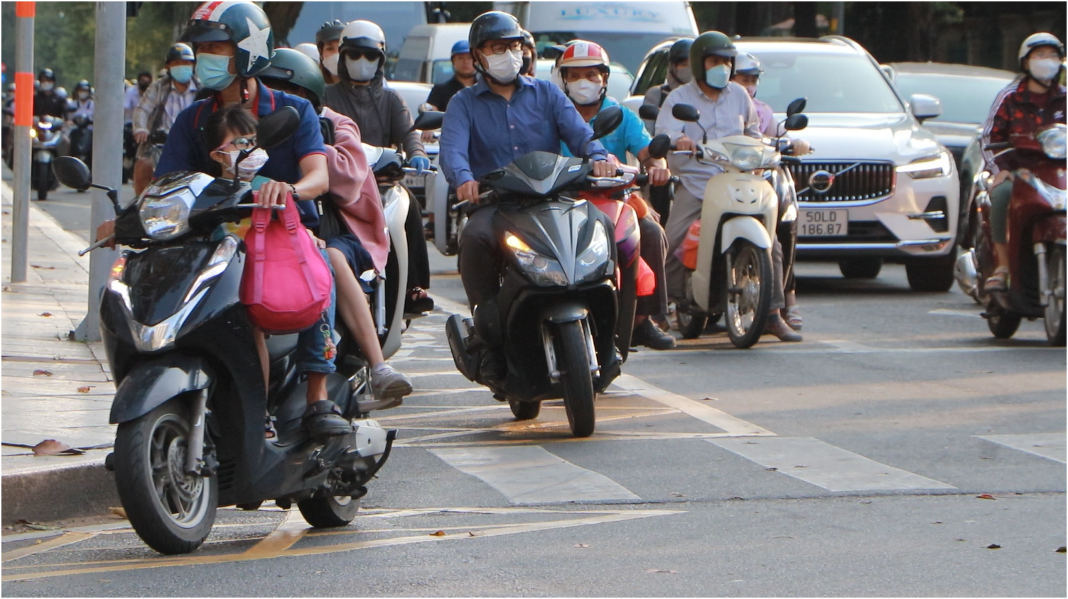 Nỗi khổ của người cần rẽ phải tại TP.HCM: &lsquo;s&aacute;t giờ m&agrave; vẫn bị chắn đường&rsquo; - Ảnh 2.