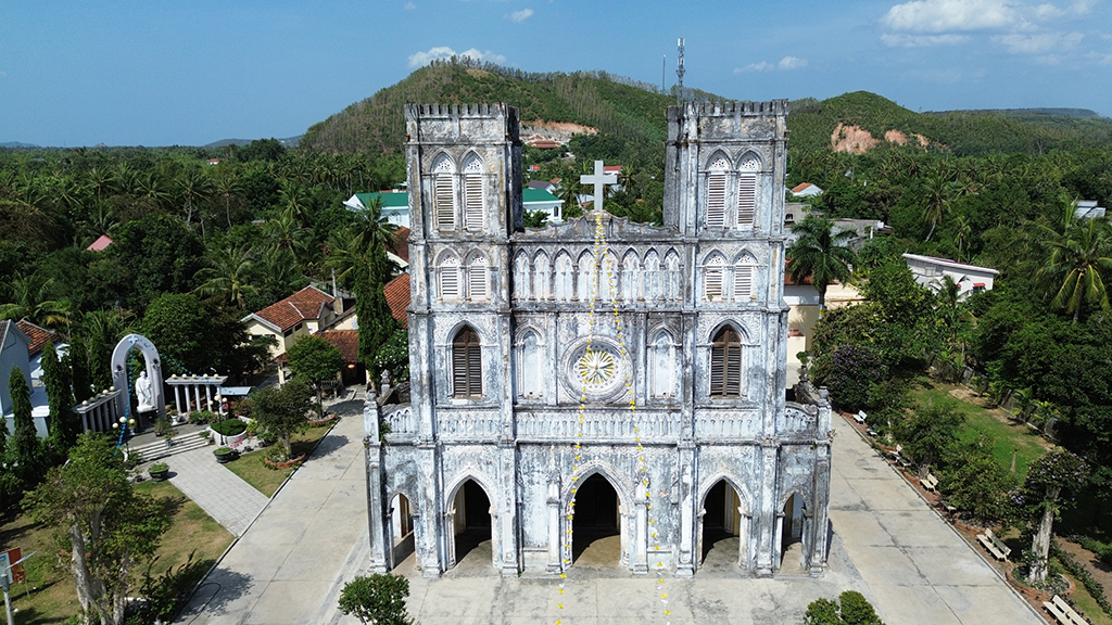 Nh&agrave; thờ Mằng Lăng - Th&aacute;nh đường Gothic lưu giữ hồn chữ Quốc ngữ- Ảnh 1.