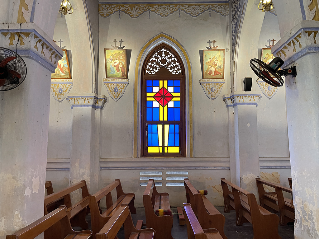 Nh&agrave; thờ Mằng Lăng - Th&aacute;nh đường Gothic lưu giữ hồn chữ Quốc ngữ- Ảnh 2.